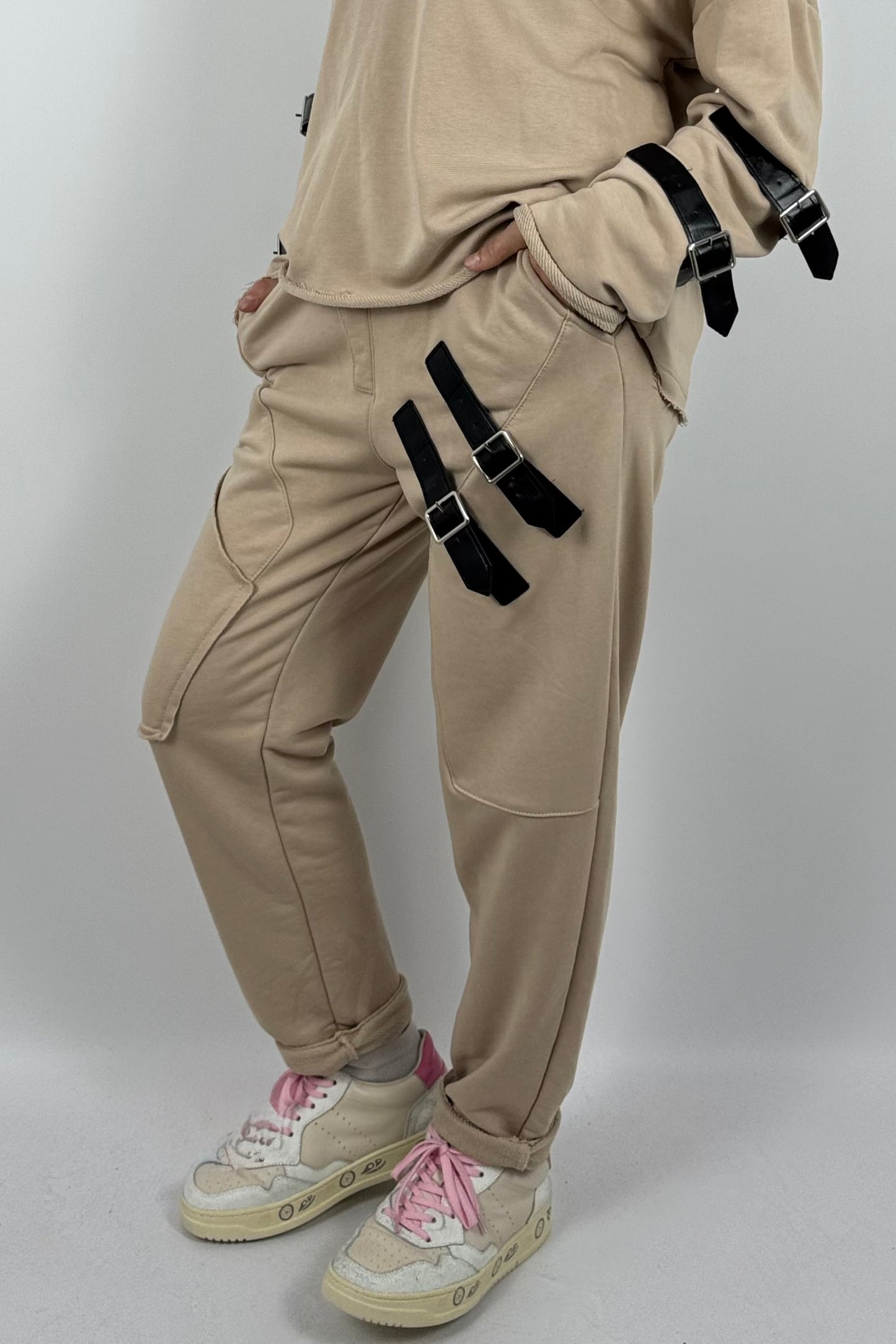Lässige Oversize Jogginghose mit Schnallen-Details – Beige
