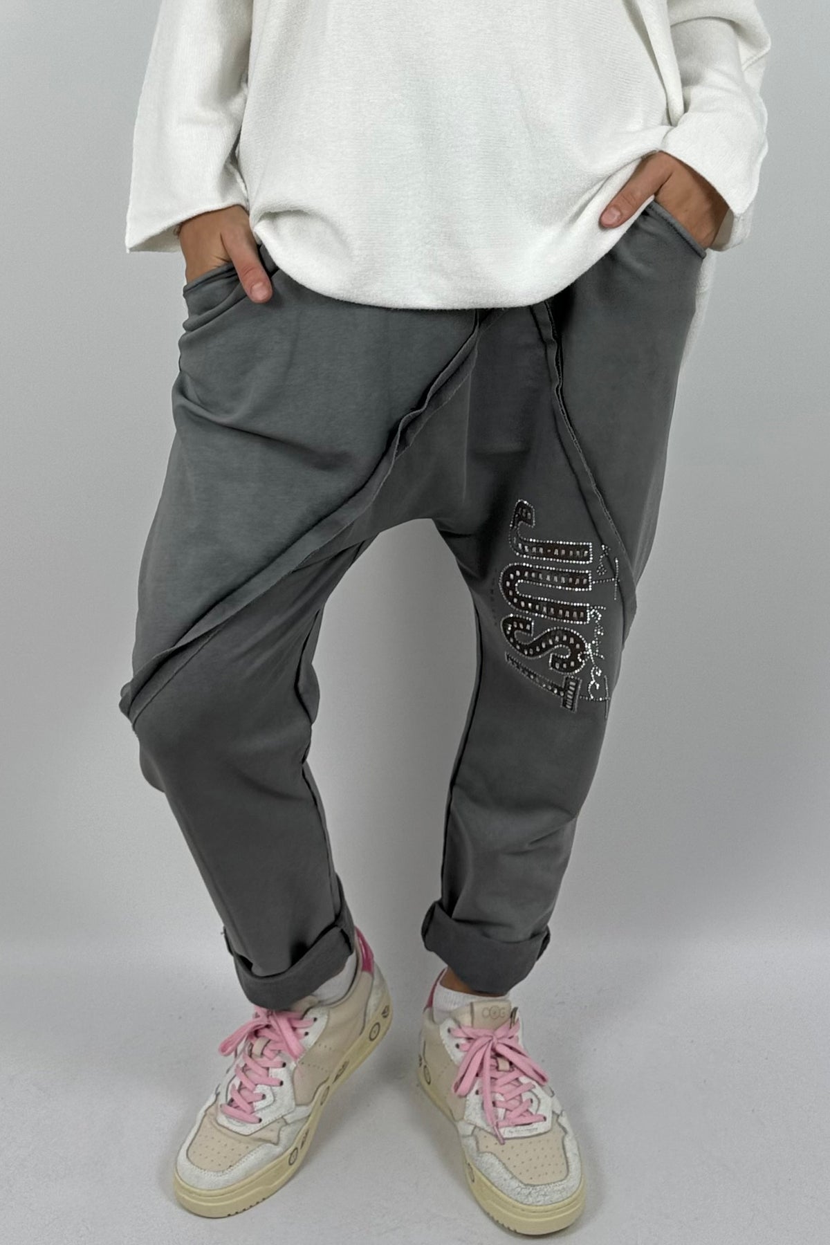 Lässige Baggy-Hose mit „JUST“-Detail – grau