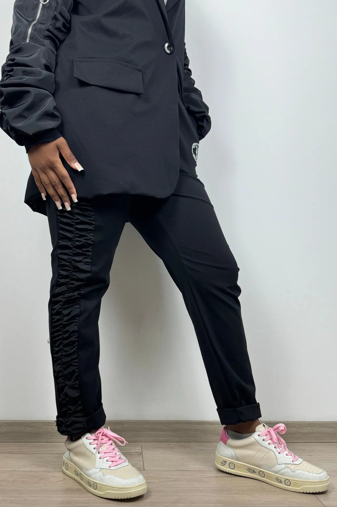 Jogpants mit Rüschen-Details und Glitzer-Emblem-Schwarz