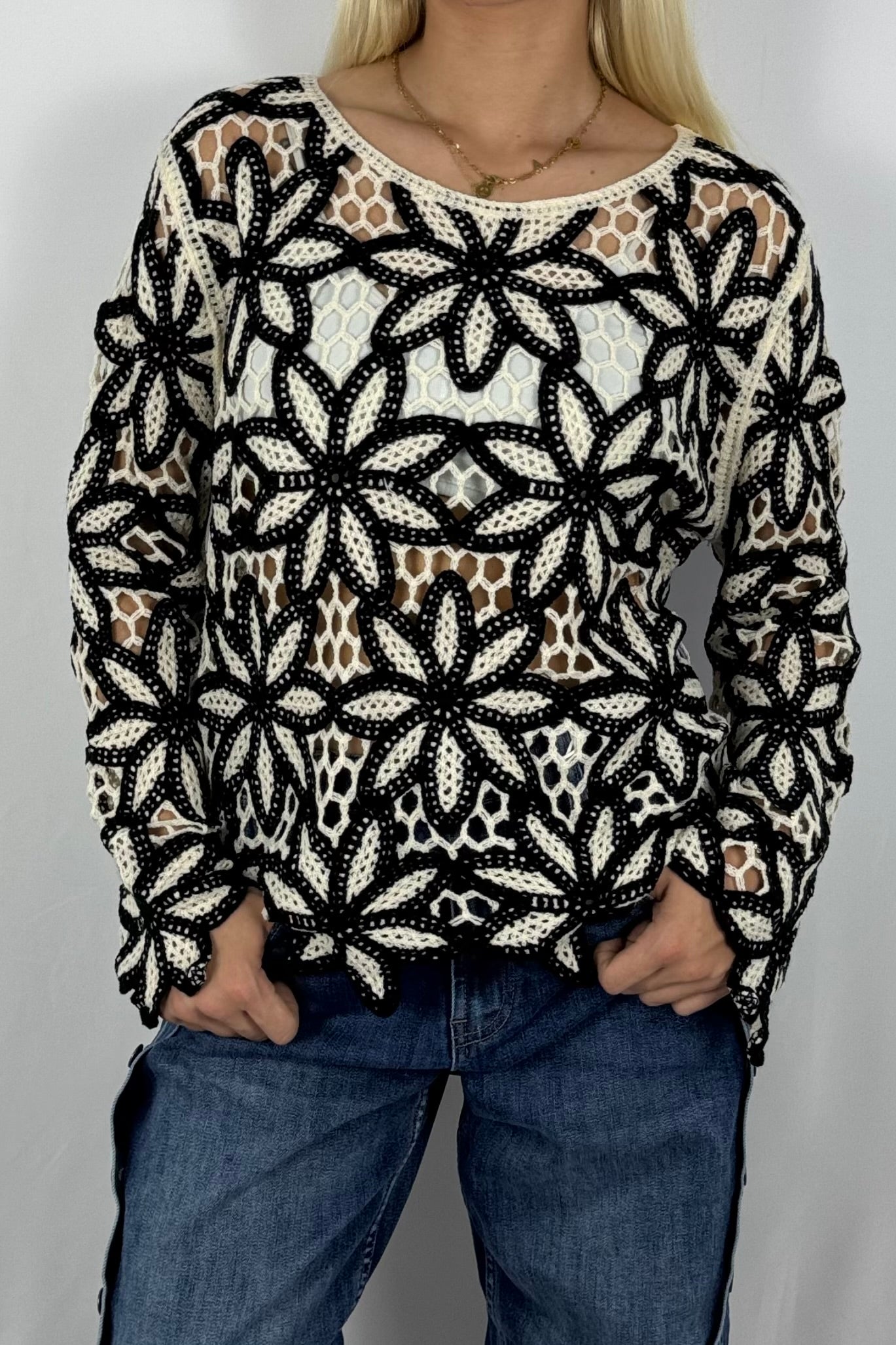 Gehäkeltes Oversize-Shirt mit Blumenmuster-Schwarz