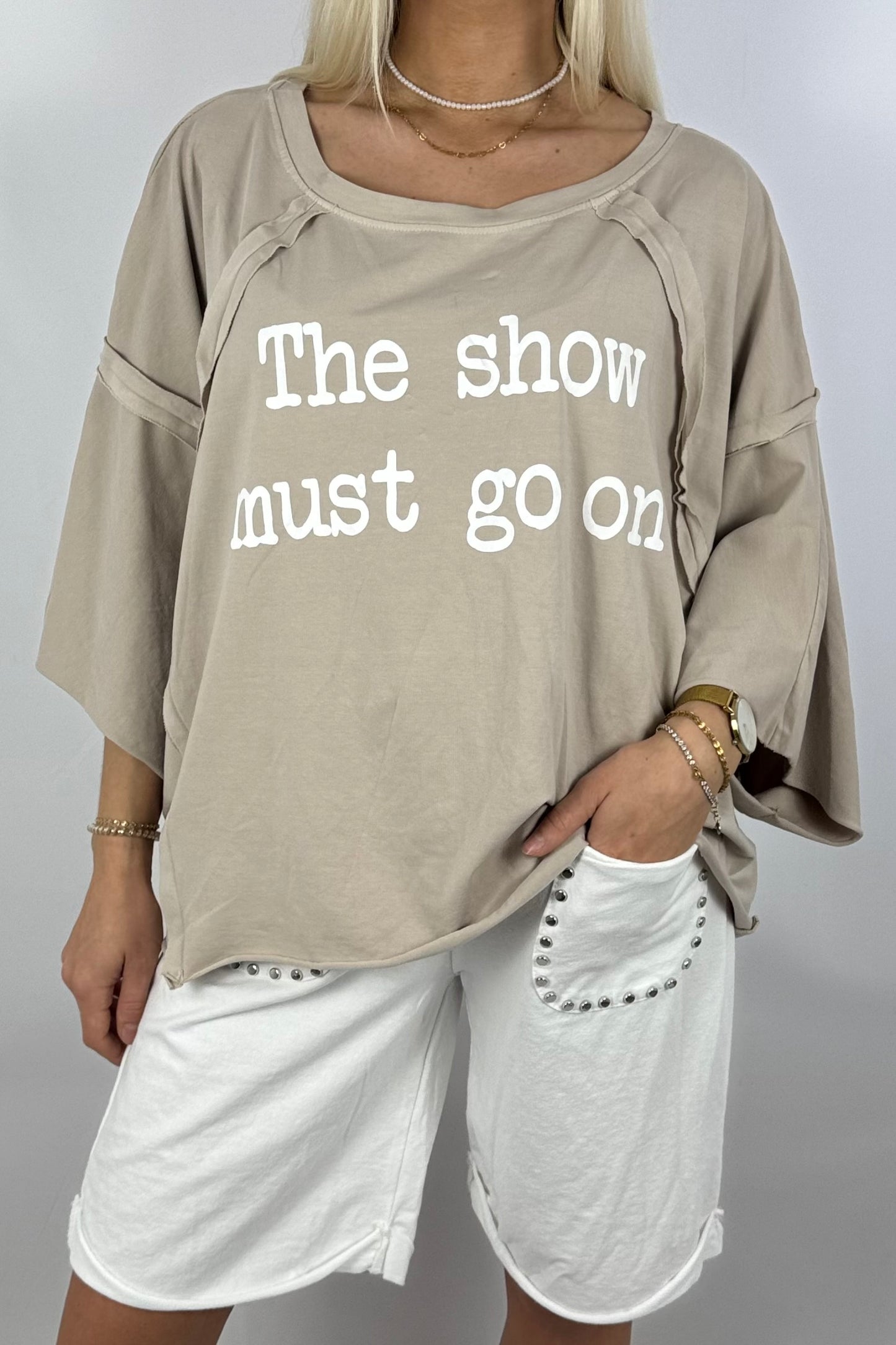 Oversize-Shirt „The show must go on“-Beige
