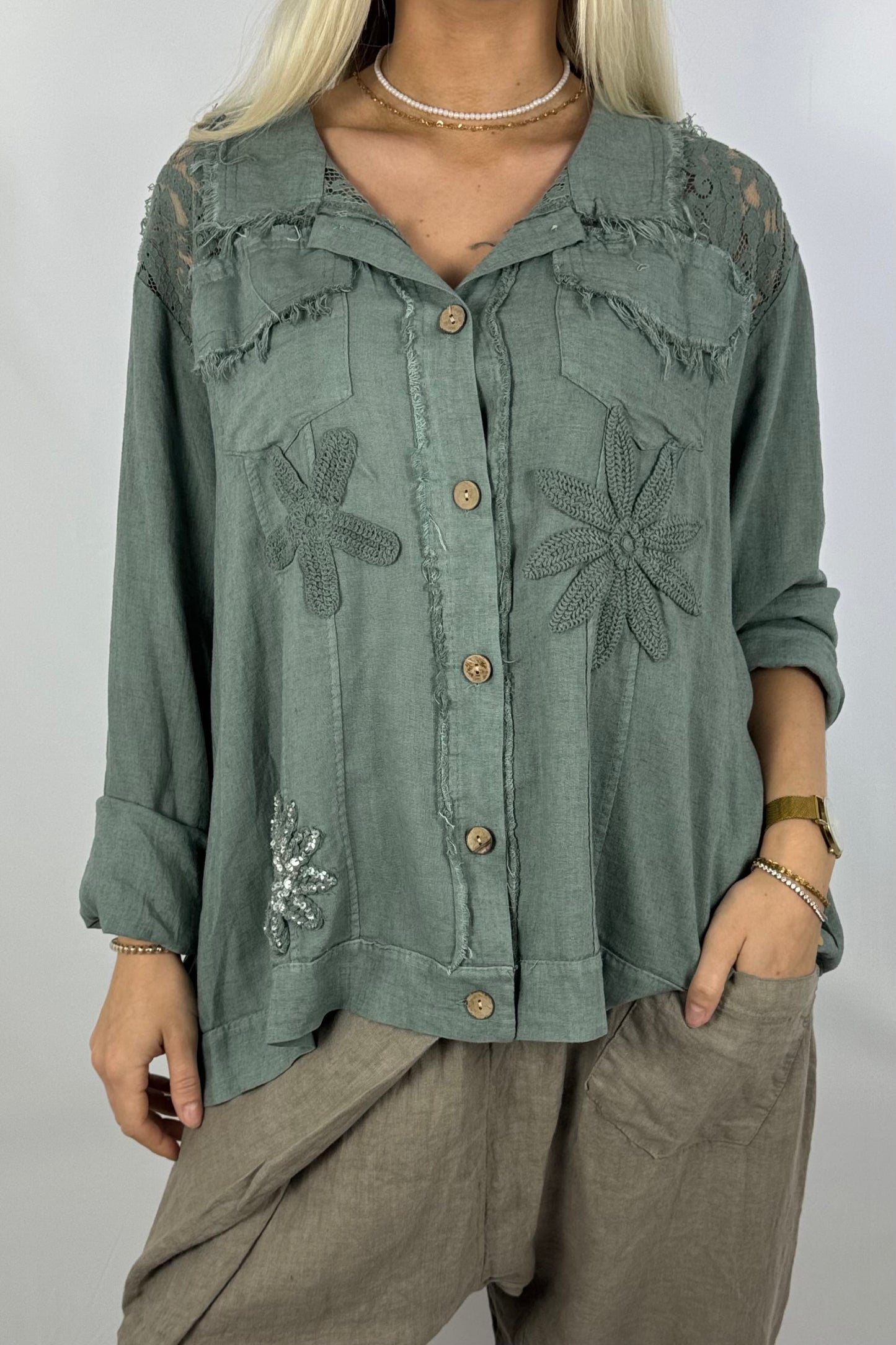 Leichte Bluse mit Häkelblumen & Spitzendetails-hell khaki