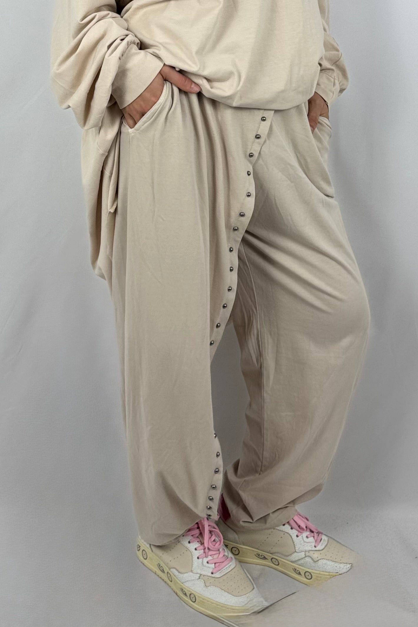 Bequeme Oversize-Hose mit Nieten-Detail-Beige