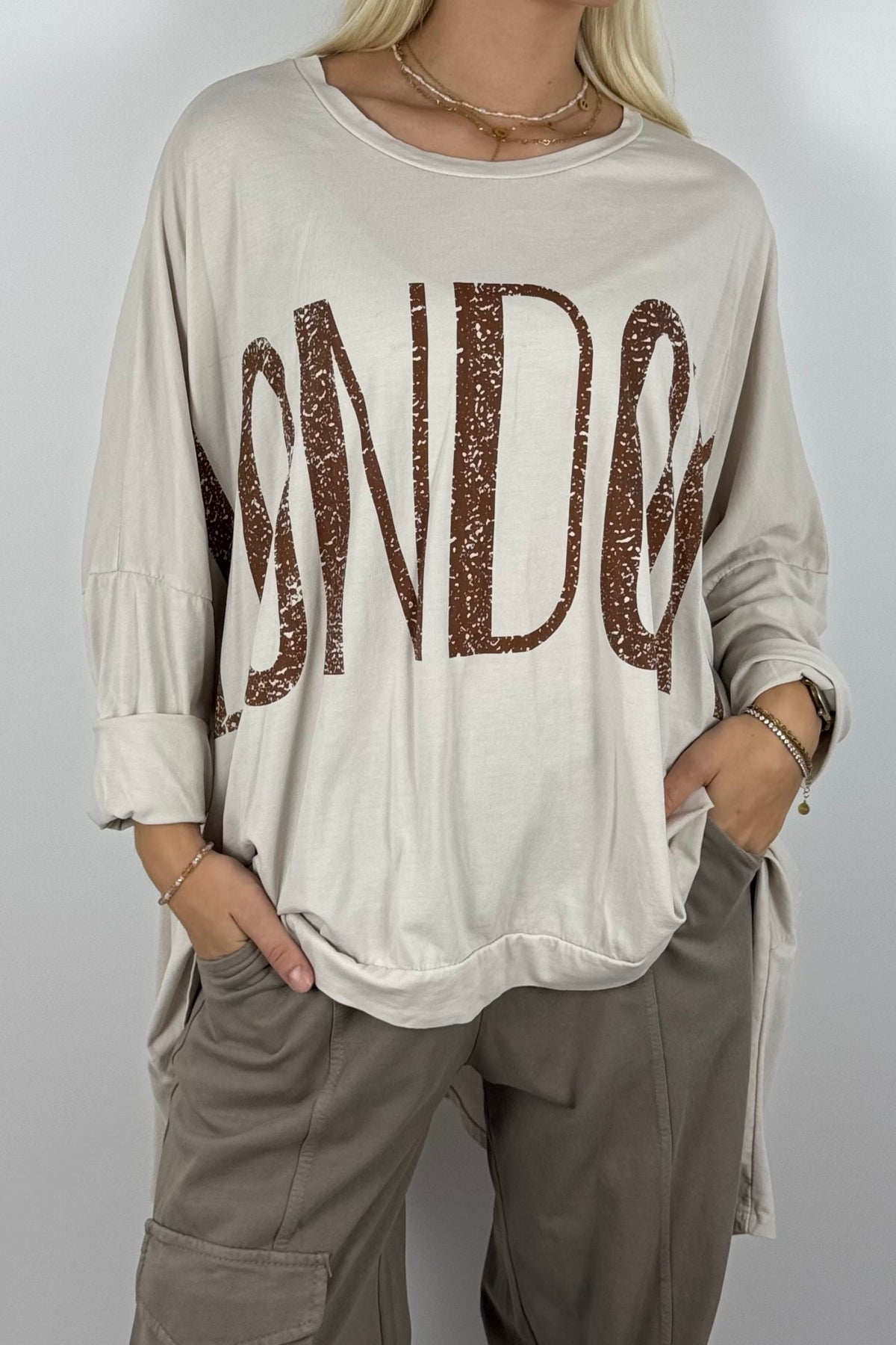 Oversize Shirt mit „LONDON“-Print – Beige