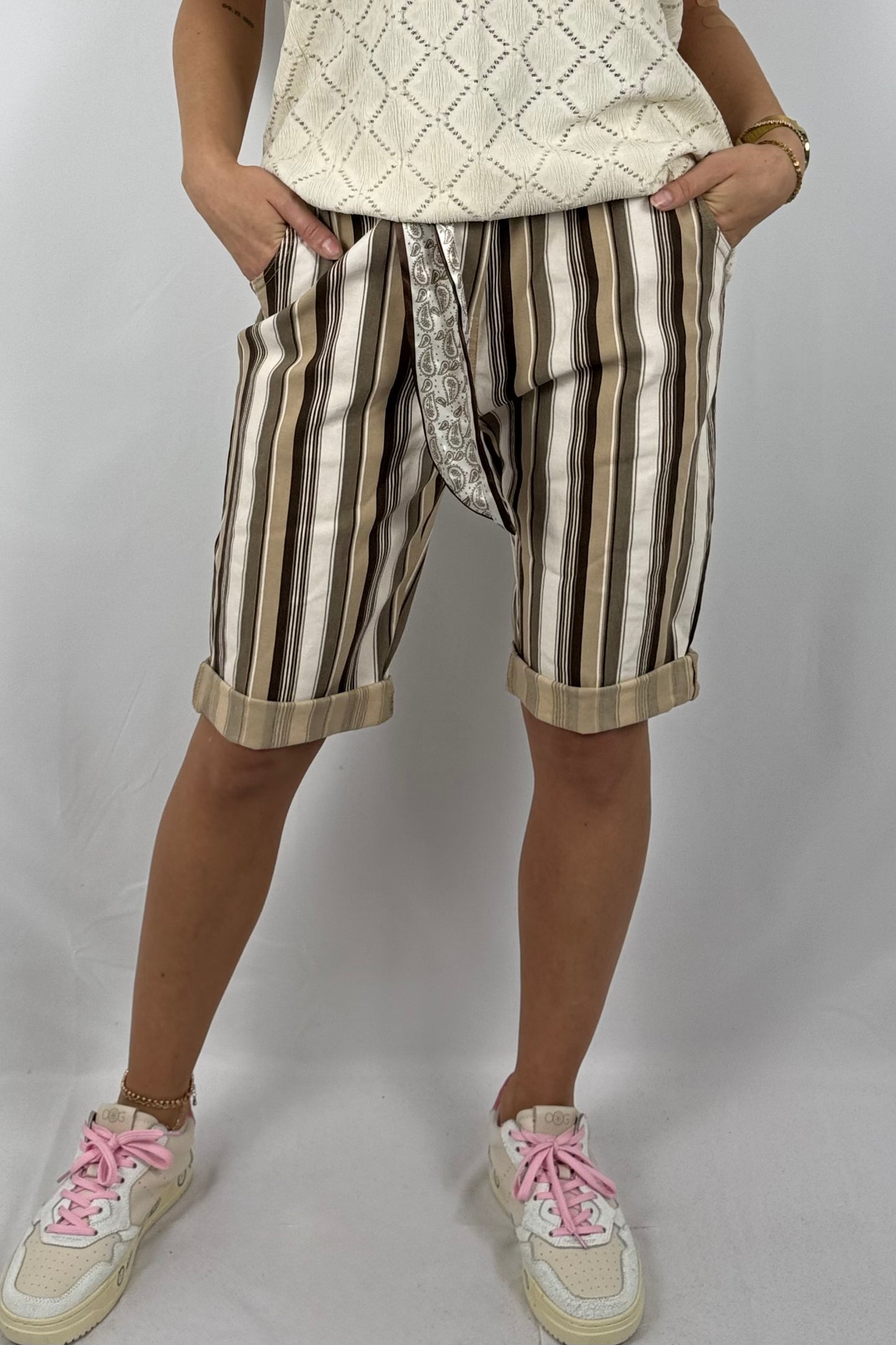 Gestreifte Paperbag-Shorts mit Gürtel – sommerlich & bequem-Safari