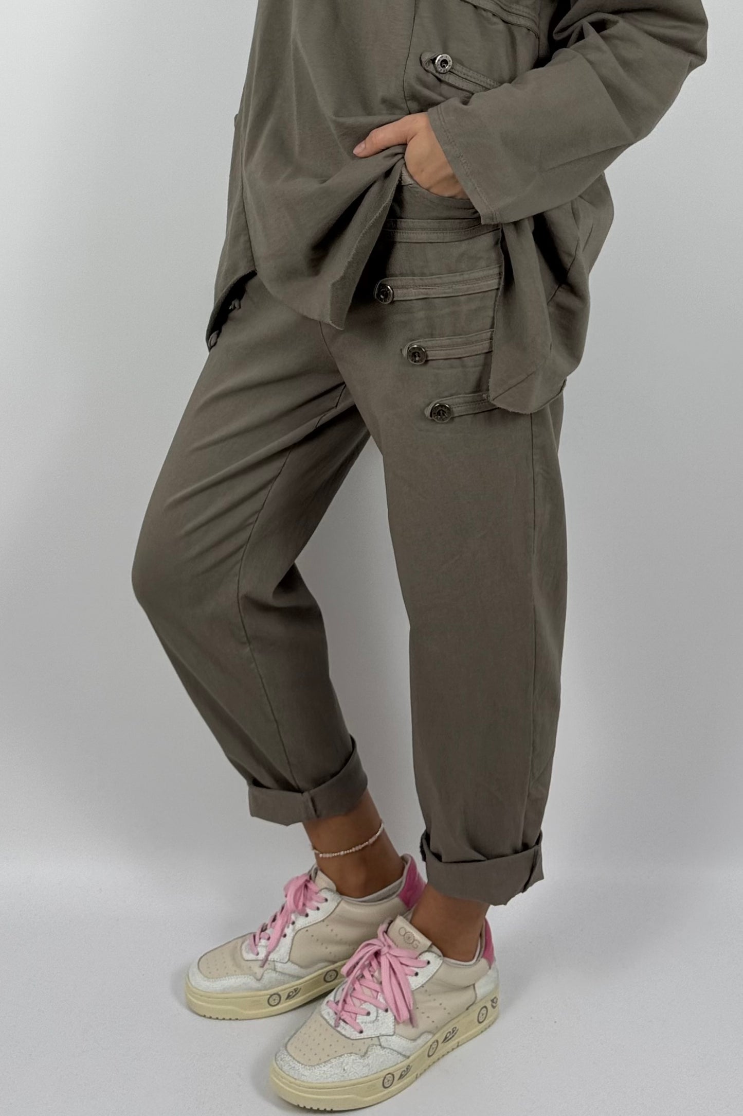 Damen Schlupfhose mit Knopfdetails – Mud