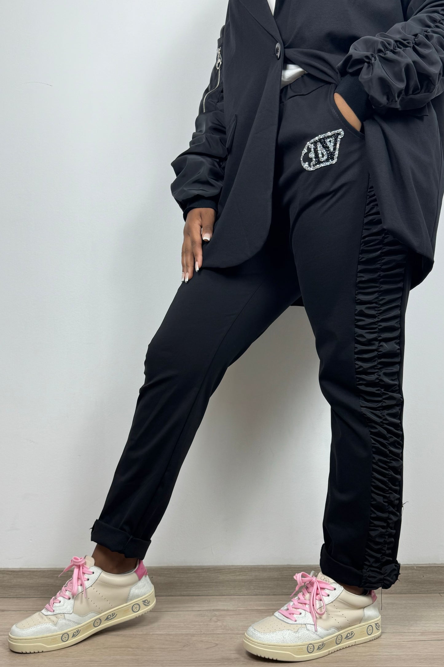 Jogpants mit Rüschen-Details und Glitzer-Emblem-Schwarz