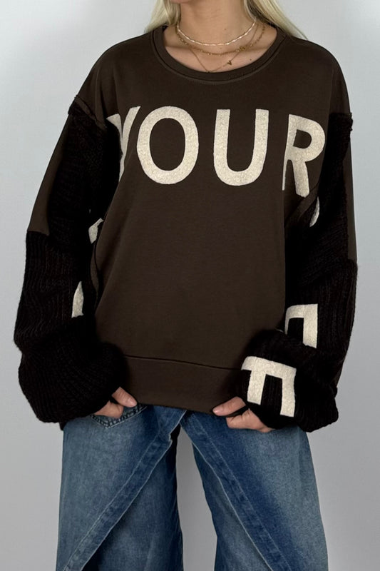 Damen Oversize Sweatshirt mit Strickärmeln & Statement – Schoko