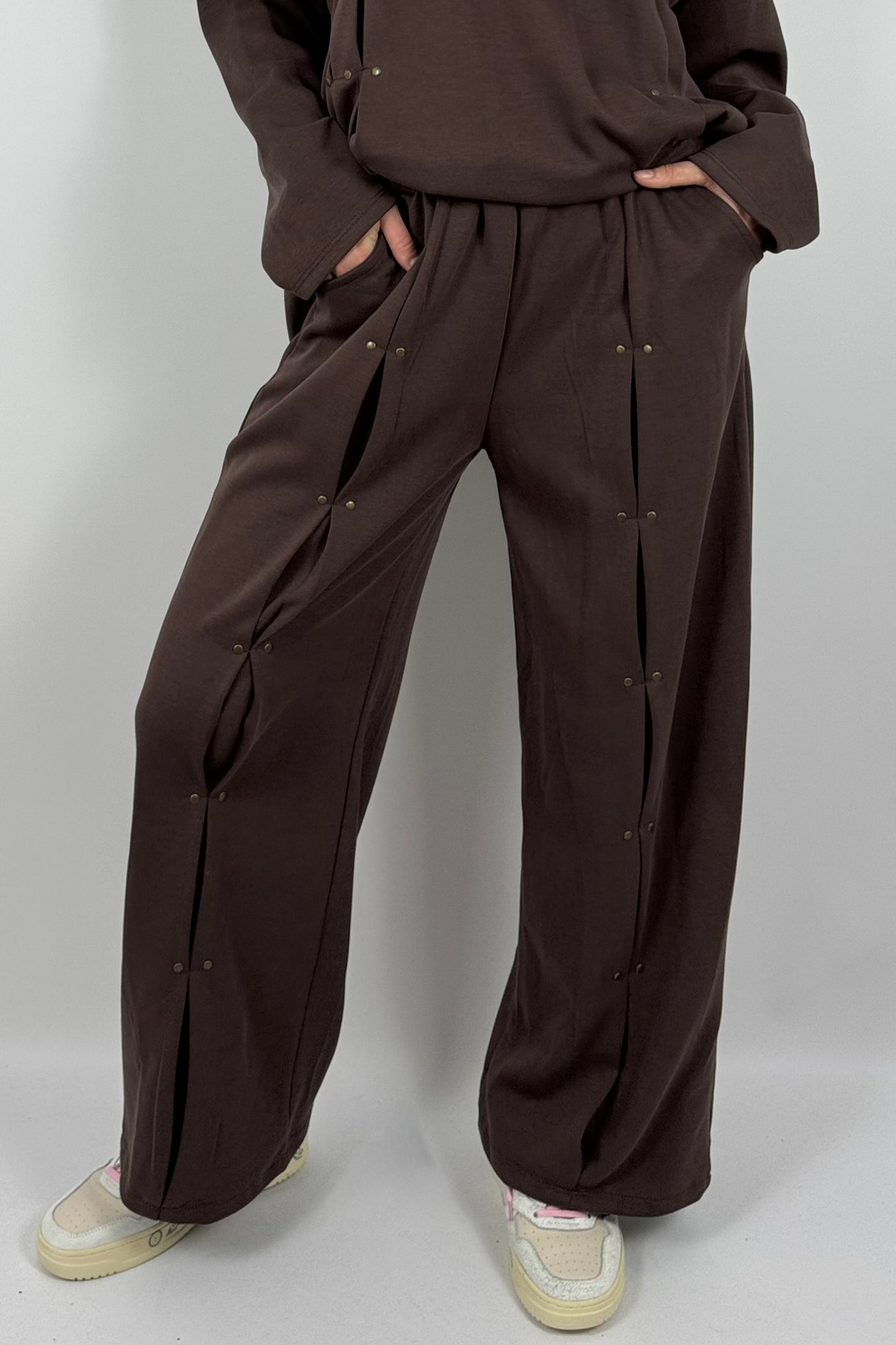 Damen Hose mit Faltendetails & Nieten – Schoko