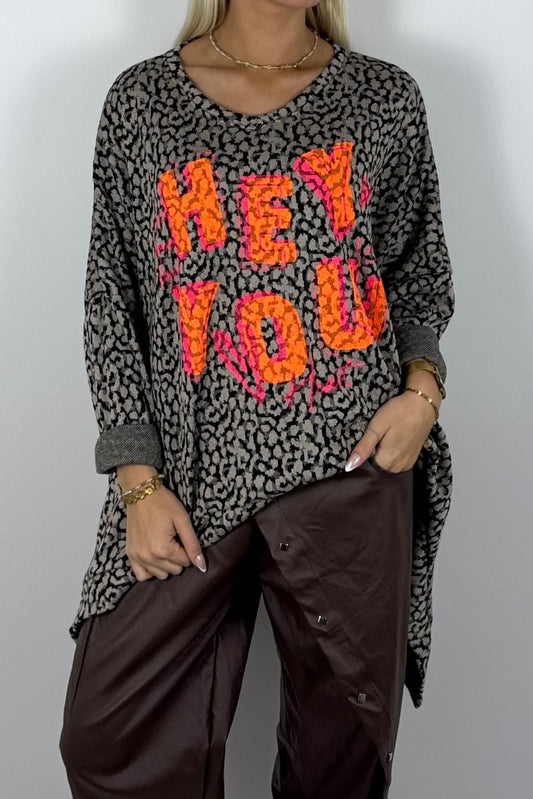 Damen Oversize Shirt „HEY YOU“ mit Leo-Print –Mud