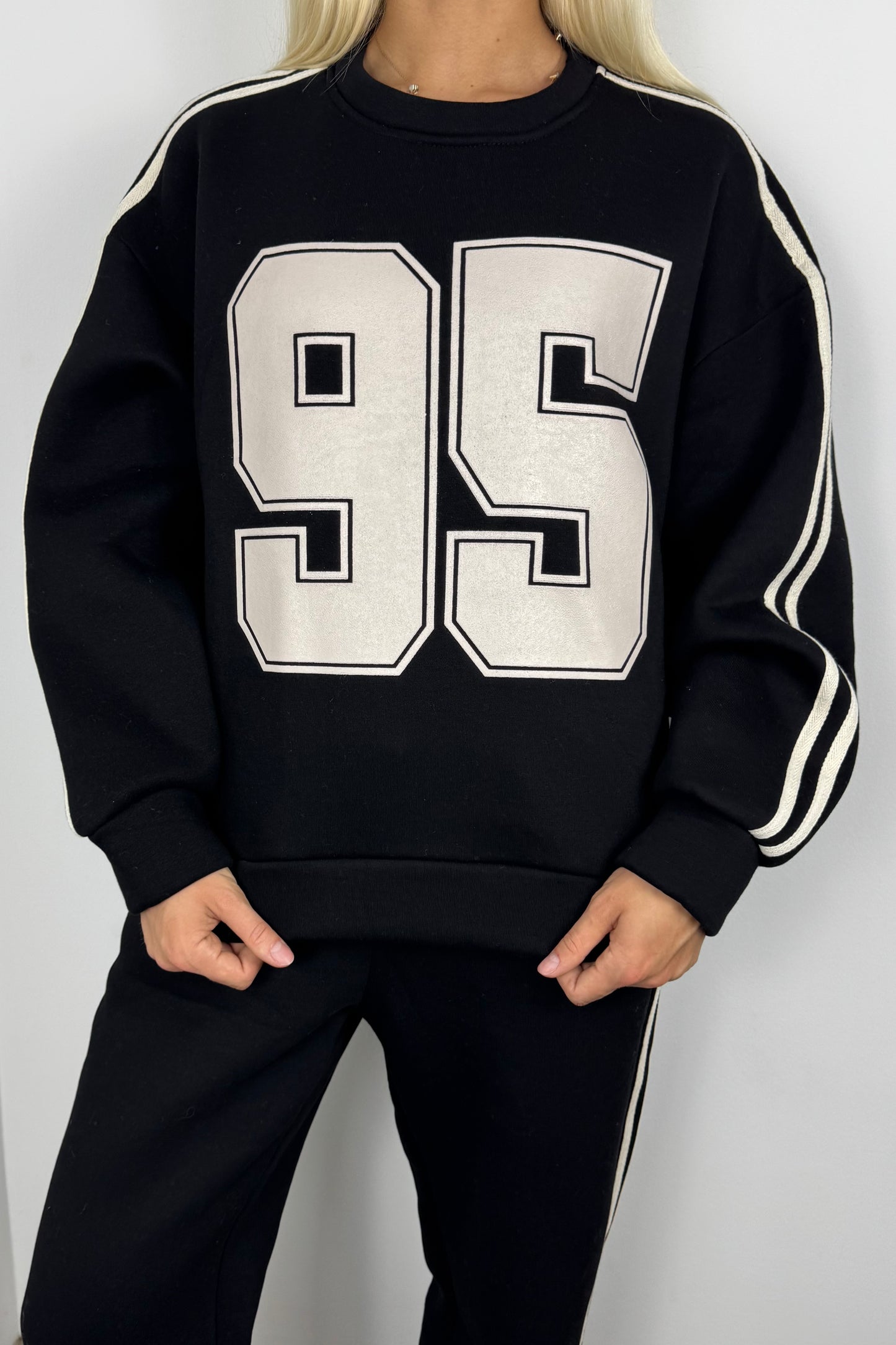 Trendiger Oversize-Sweater mit Print „95“ –Schwarz