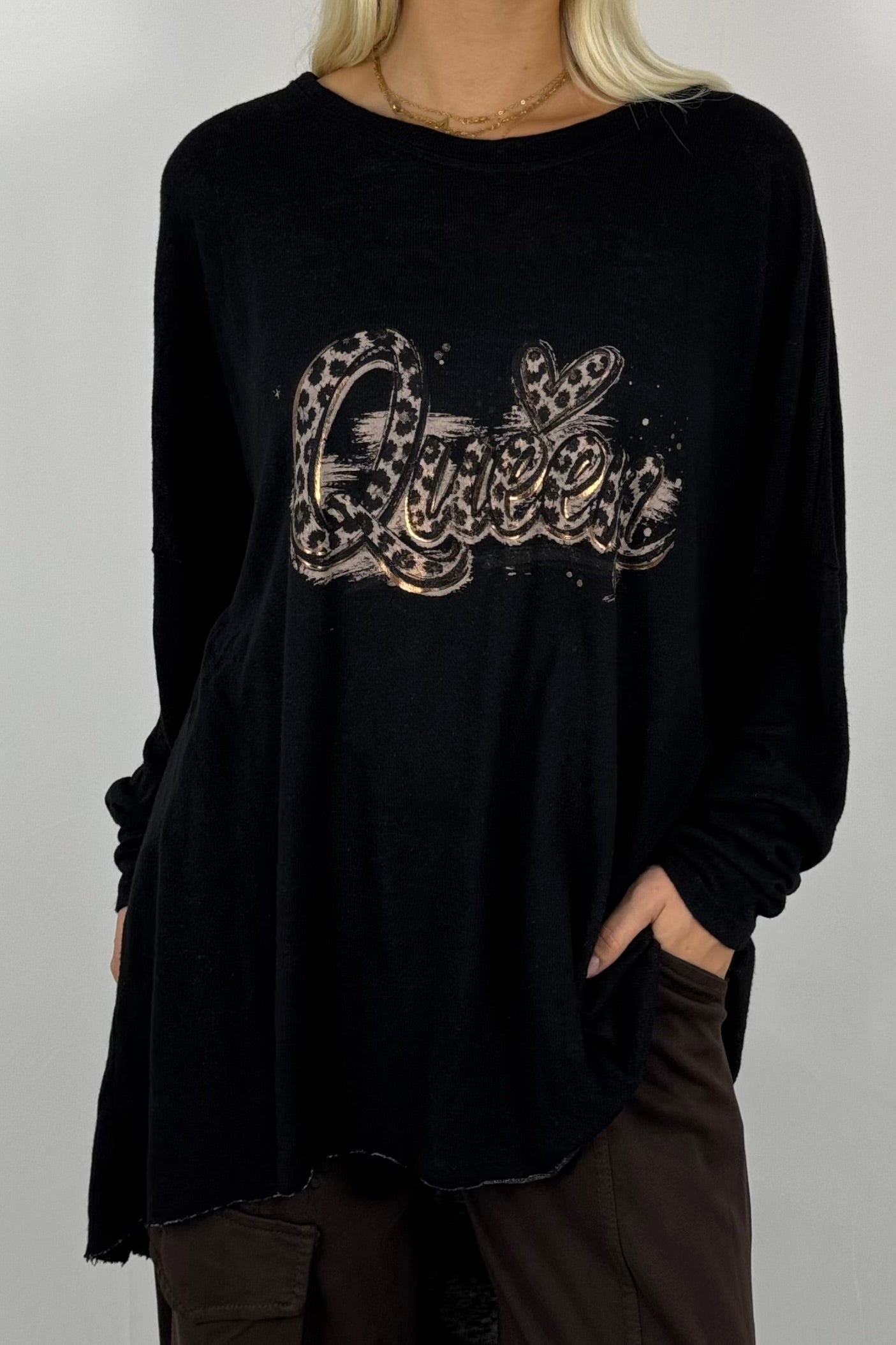 Damen Longshirt „Queen“ – Oversize mit Frontprint-Schwarz