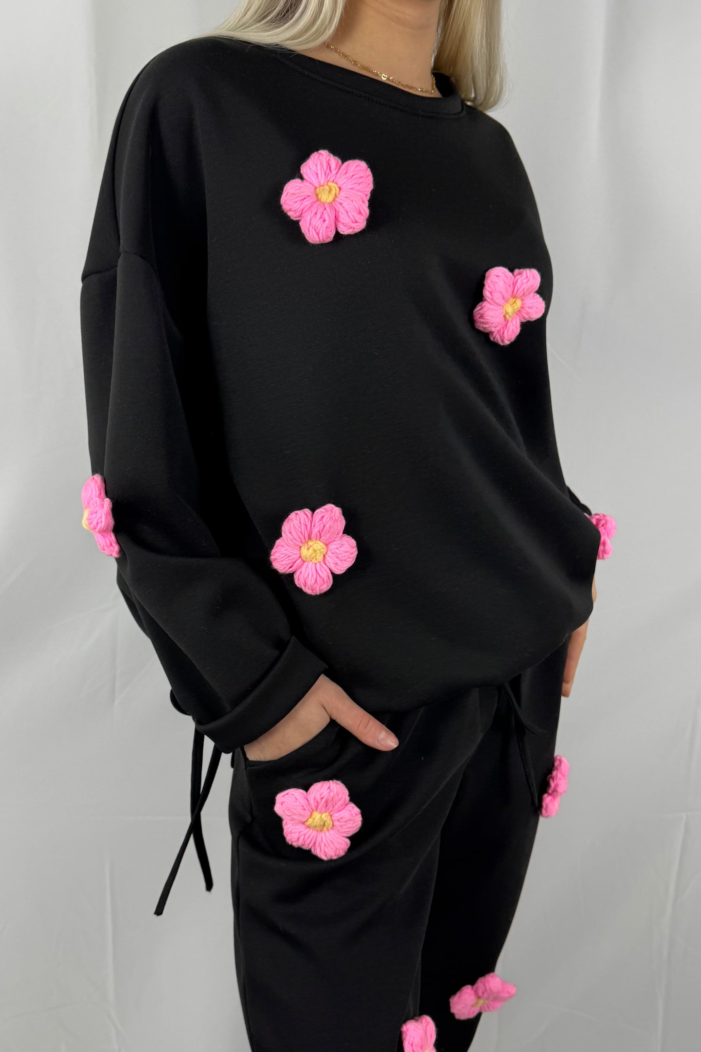 Shirt mit Häkelblumen & Tunnelzug-Schwarz