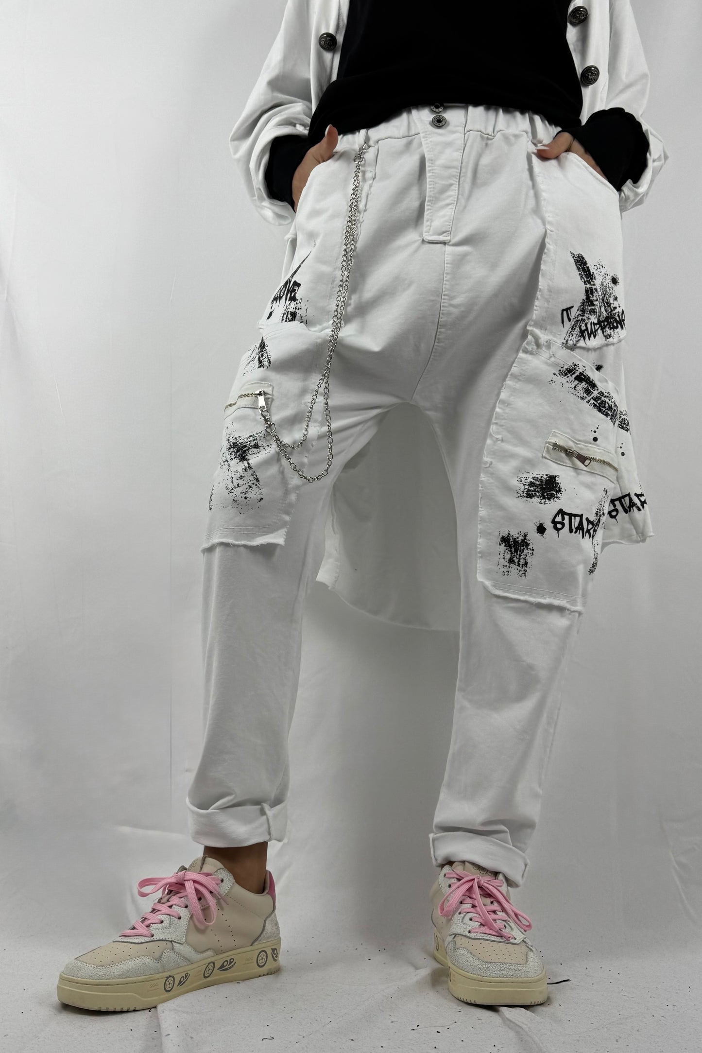 Baggy Hose mit Print, Kette & Zipper-Taschen –weiß