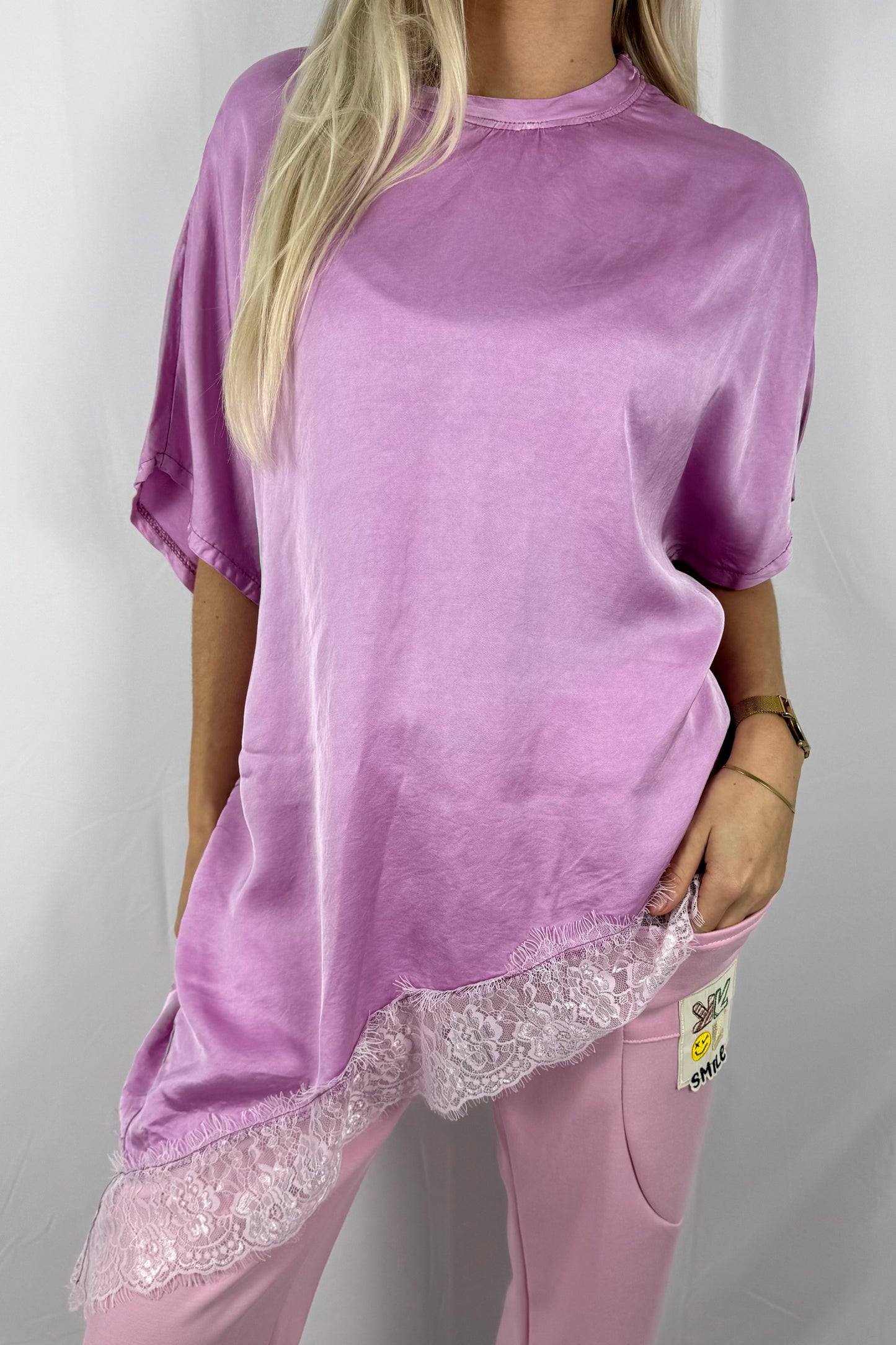 Asymmetrisches Shirt mit Spitzenabschluss –Pink