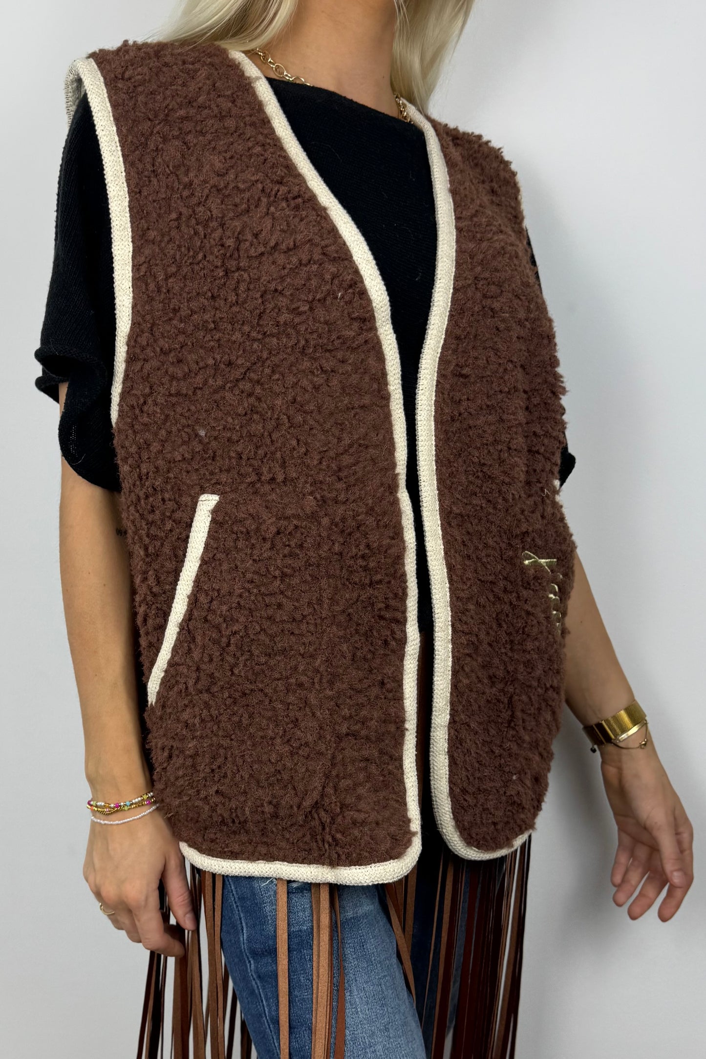 Flauschige Weste mit Stickerei –Choco