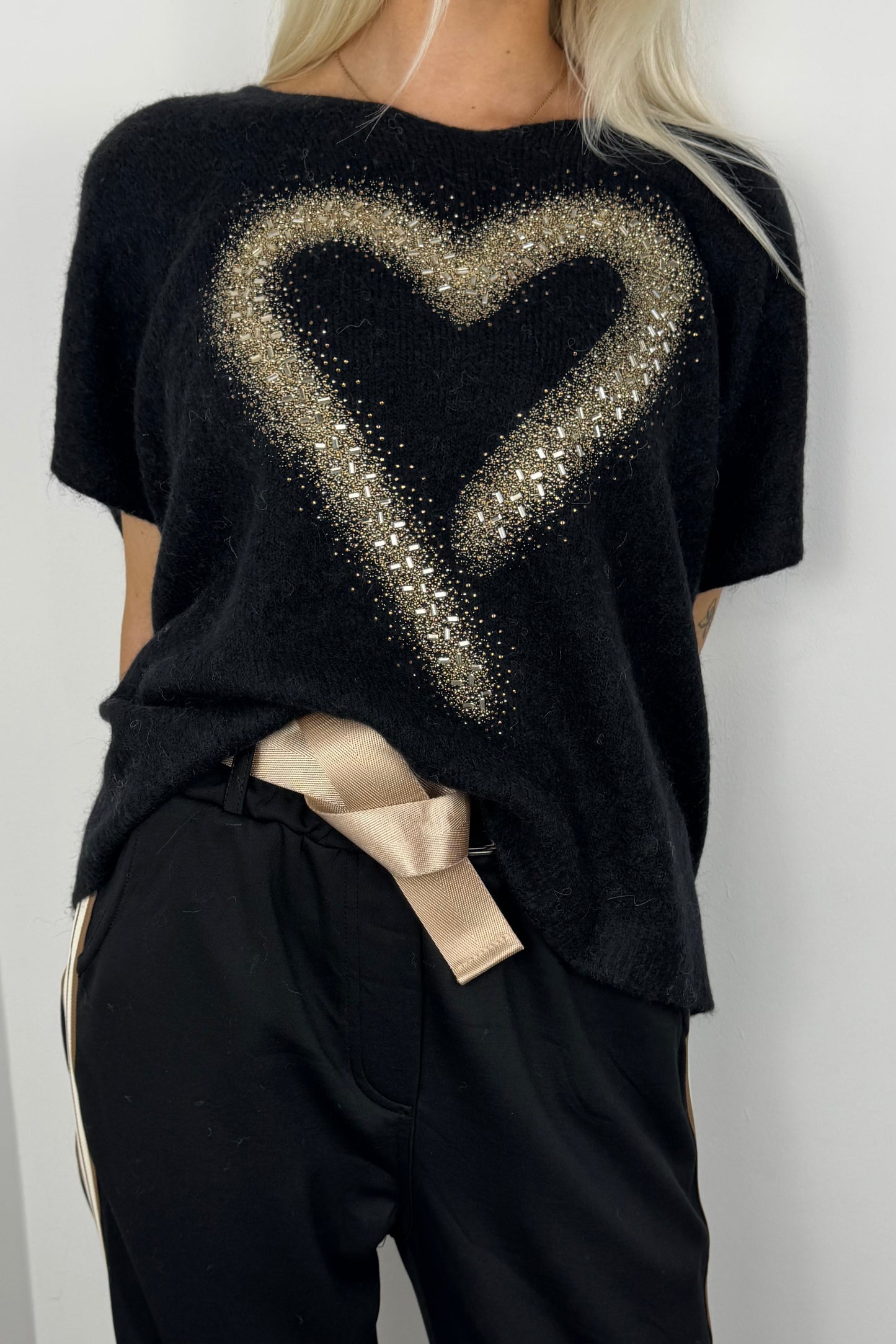 Pullover mit Herz-Design und Strassdetails –Schwarz