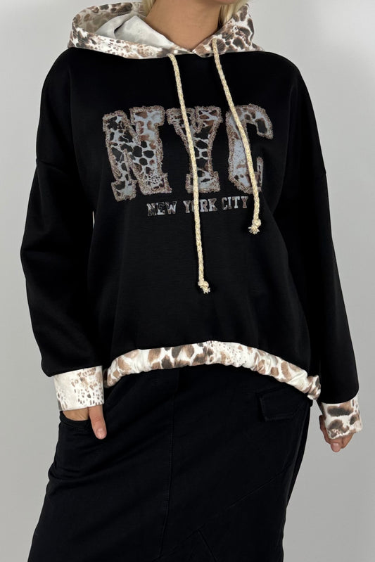 Oversize Pullover mit Kapuze & NYC Leo-Print – Schwarz