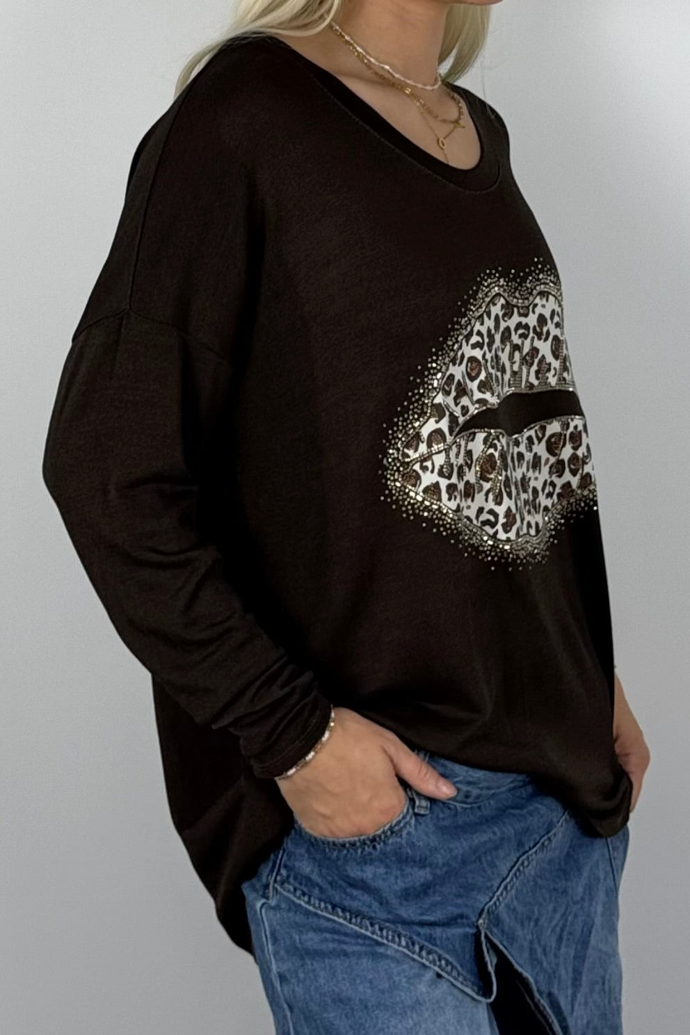 Damen Oversize Shirt mit Leo-Lippen & Glitzer – Schoko