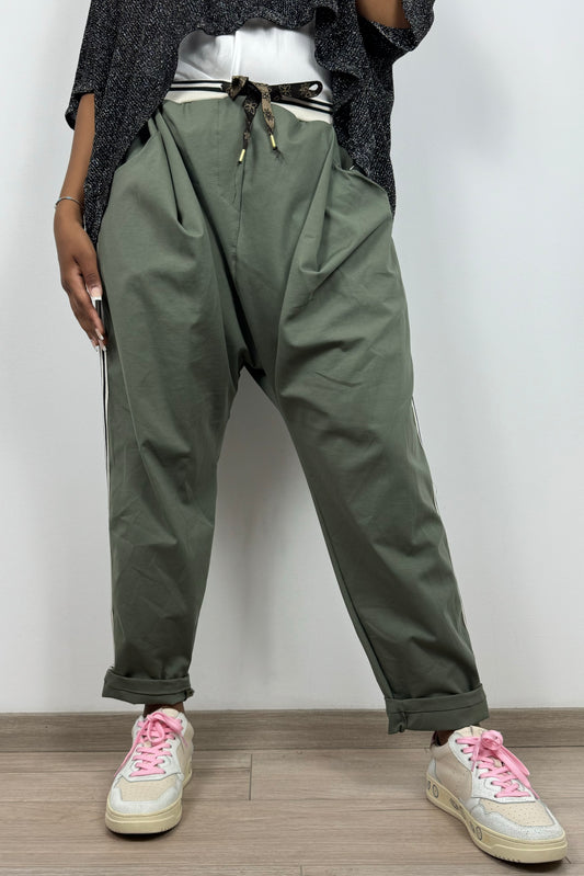 Sportlich-elegante Hose mit Galonstreifen und Bindegürtel