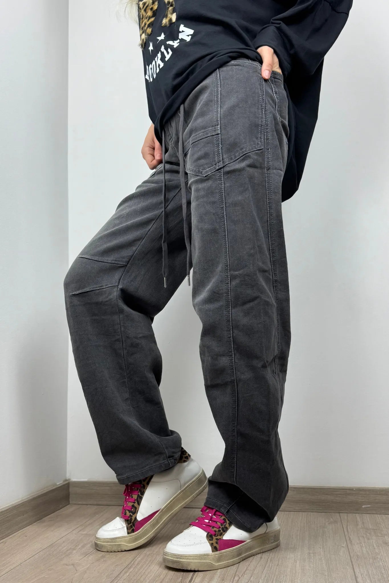 Trendige Damen-Jeans in Grau mit Kontrastnähten und Kordel