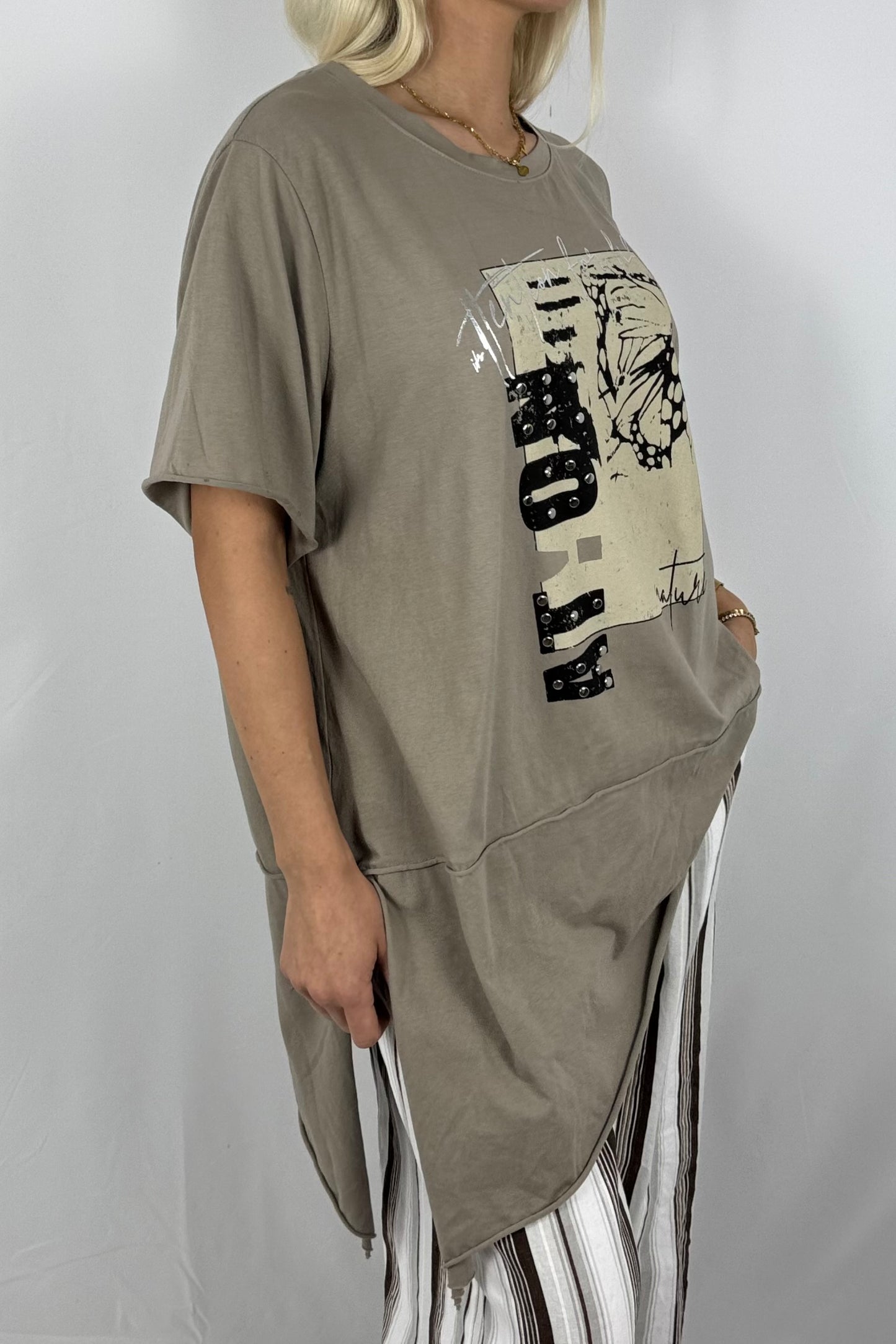 Asymmetrisches Shirt mit Print & Cut-Out-Details – modern und bequem-Mud