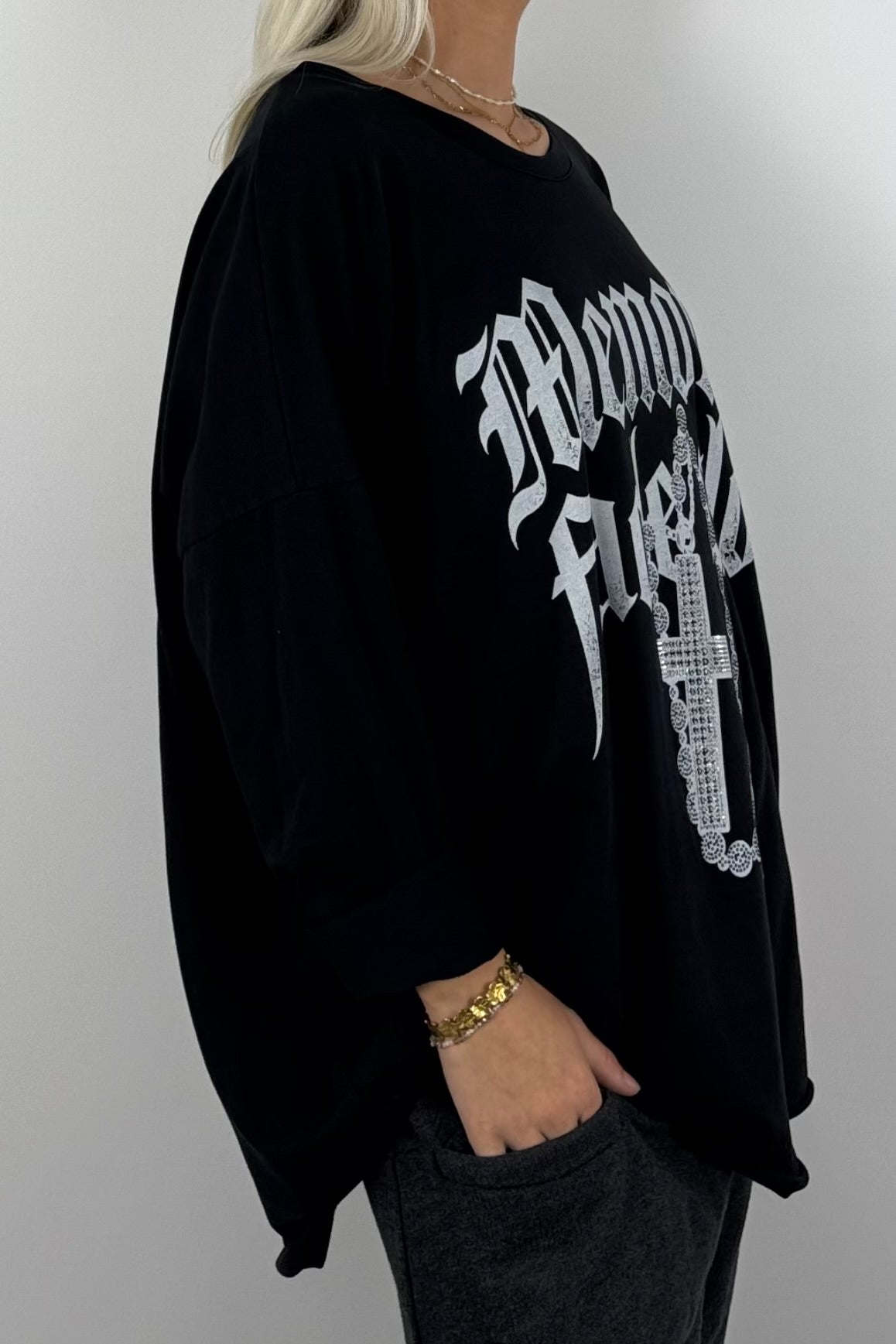 Oversize Shirt „Memories Fade Slow“ mit Kreuz-Detail –Schwarz
