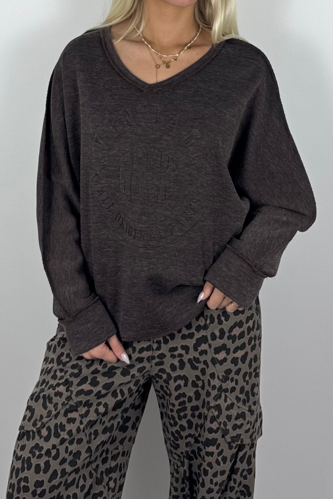 Oversize Damen Sweatshirt mit Vintage-Prägung & V-Ausschnitt – Schoko