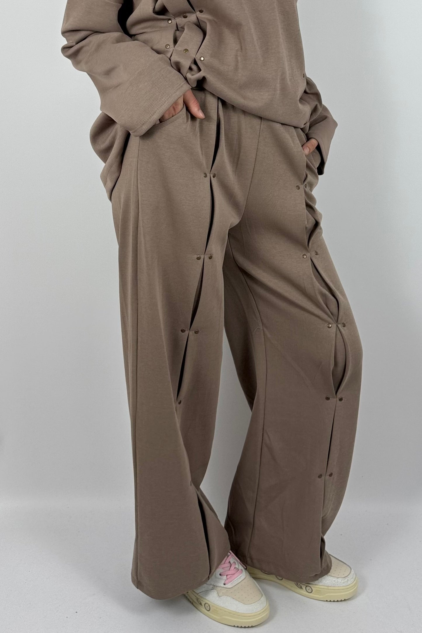 Damen Hose mit Faltendetails & Nieten – Mud