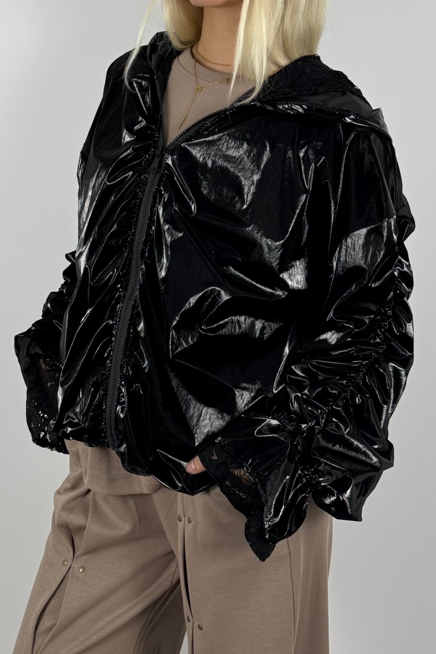 Damen Glanz-Jacke mit Kapuze – Metallic Look - Schwarz