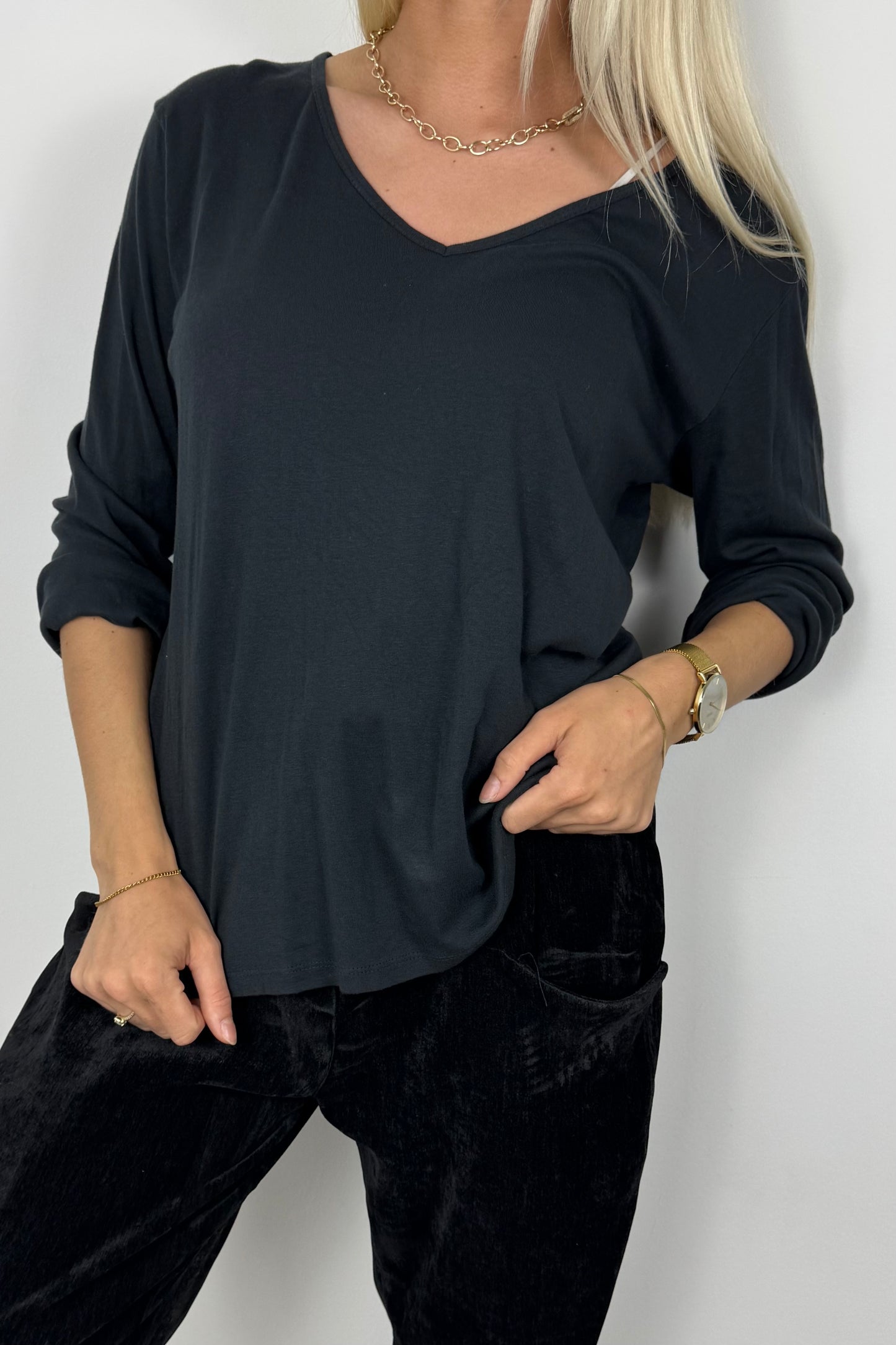 Damen Shirt mit V-Ausschnitt und gekrempelten Ärmeln