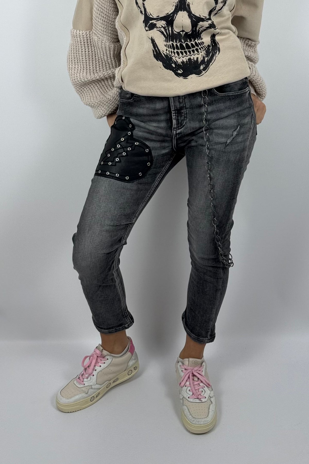 Damen-Jeans mit Herzapplikation und Zierkette