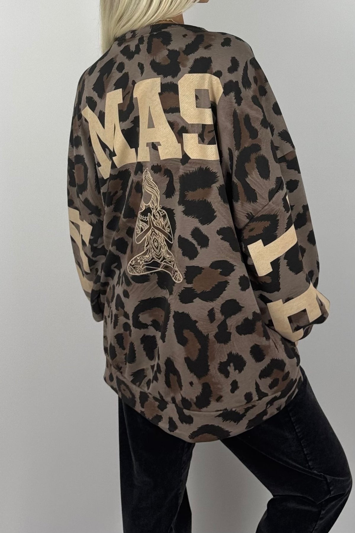 Leo Oversize Sweatshirt „Namaste“-Mud