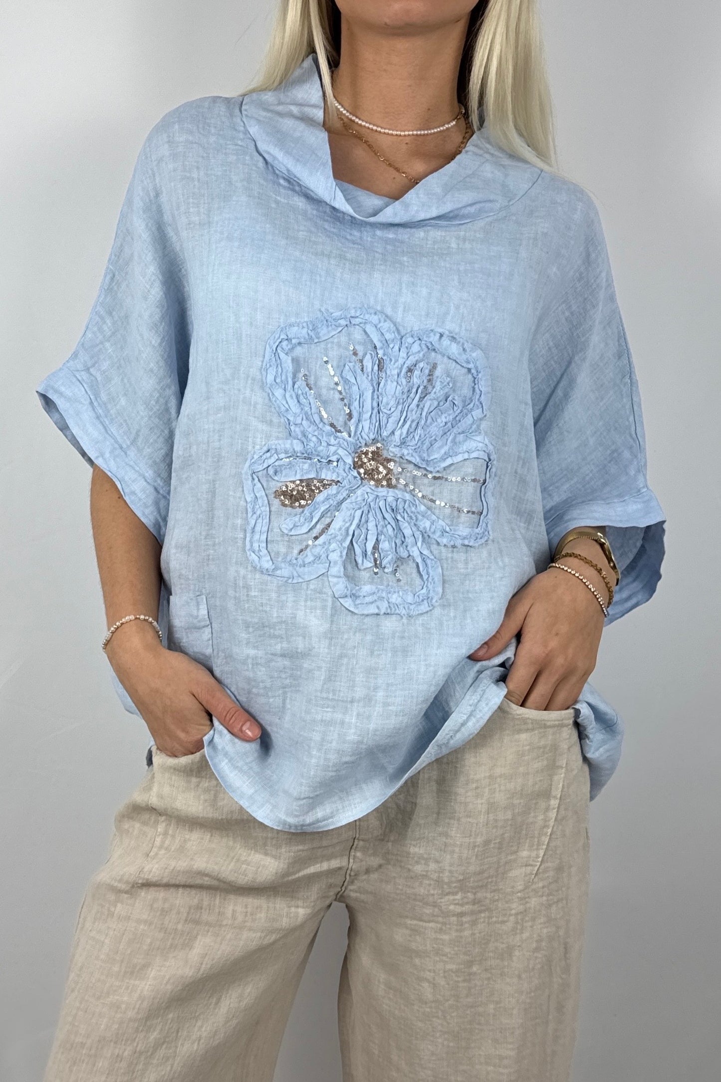Leinen Shirt mit Blumen-Applikation – Lässiger Look-Hellblau