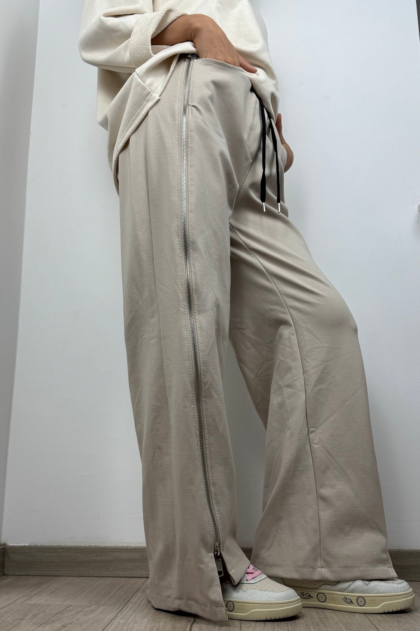 Damen Hose mit seitlichen Reißverschlüssen und elastischem Bund –Beige