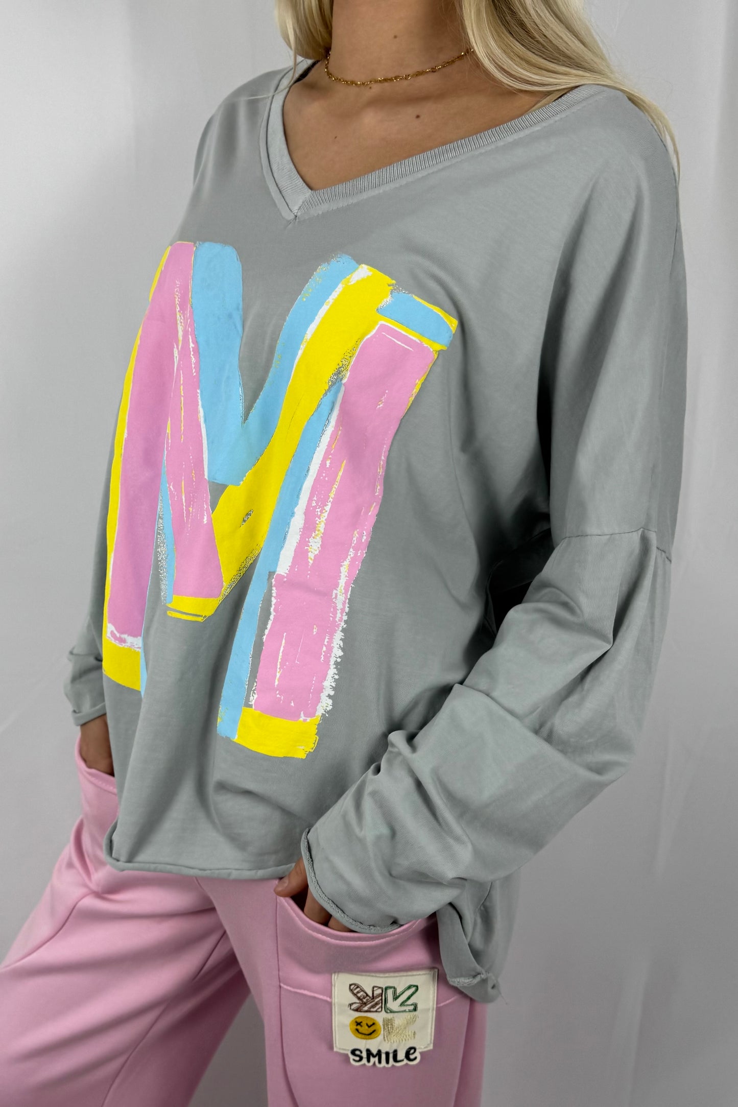 Oversize Shirt mit V-Ausschnitt & Letter-Print –Grau