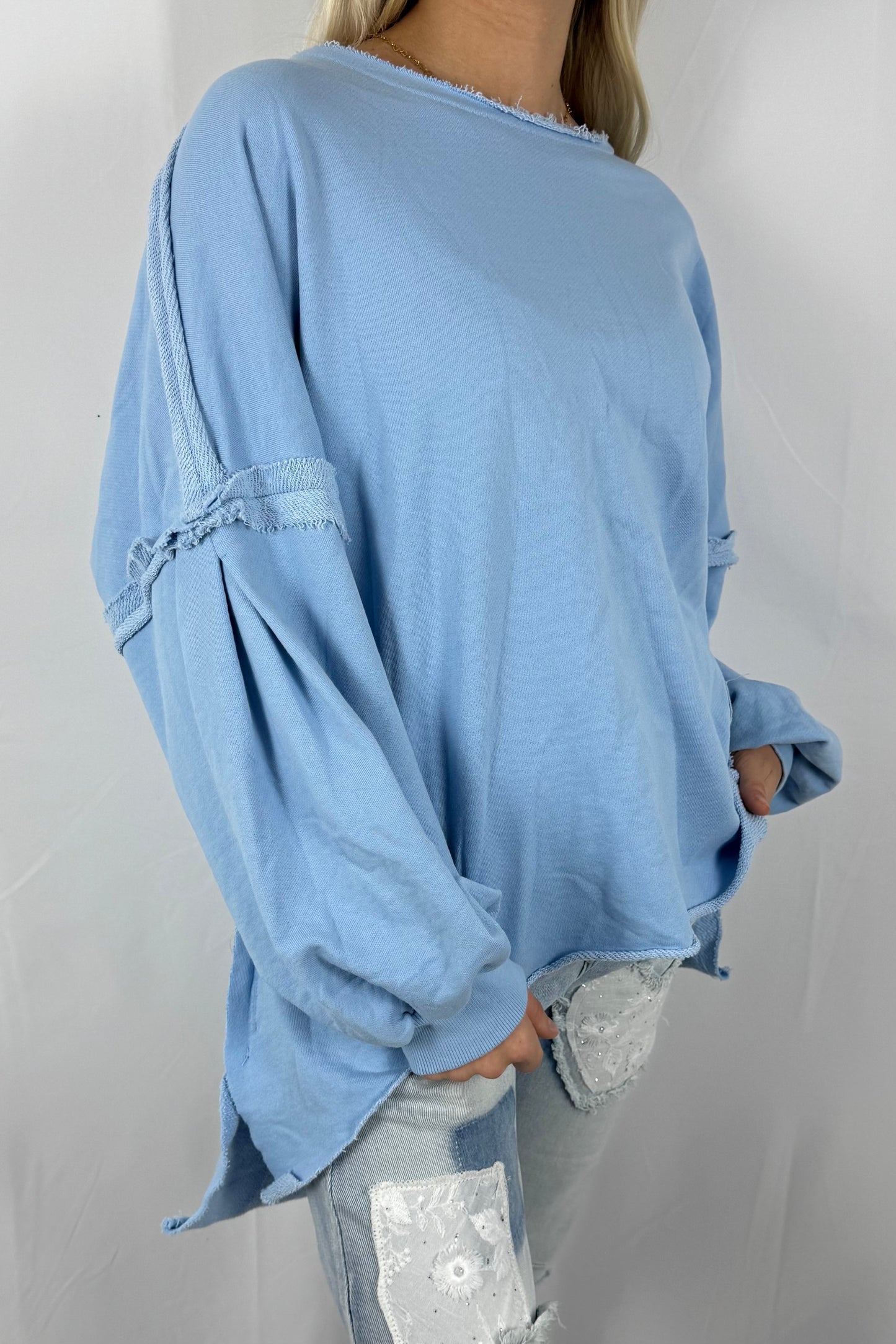 Oversize Sweatshirt mit Stufen-Schnitt & Patch –Hellblau