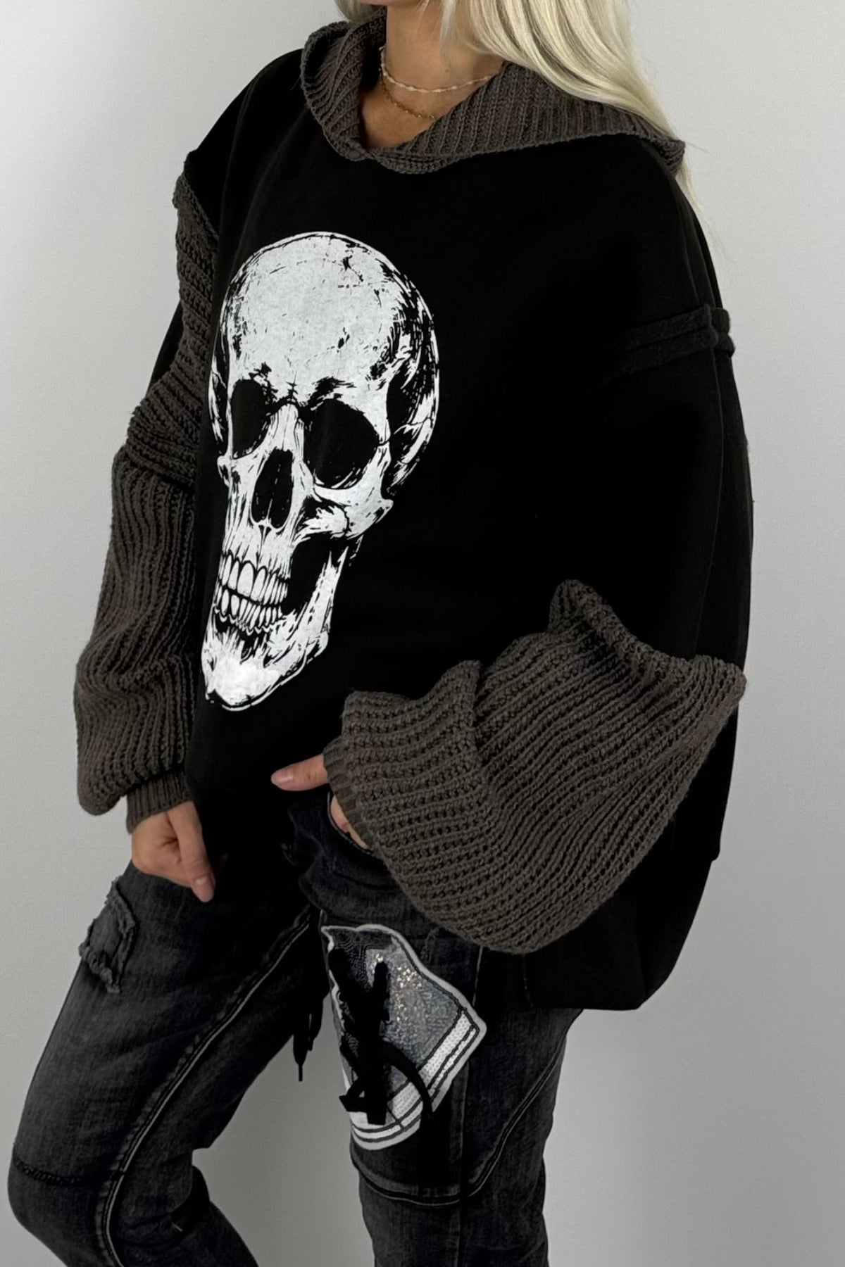 Damen-Hoodie mit Totenkopfprint und Strickdetails-Schoko