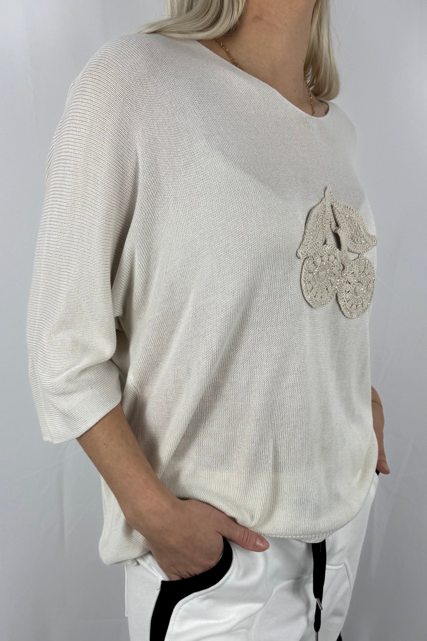 Shirt mit V-Ausschnitt & gehäkelter Applikation-Beige