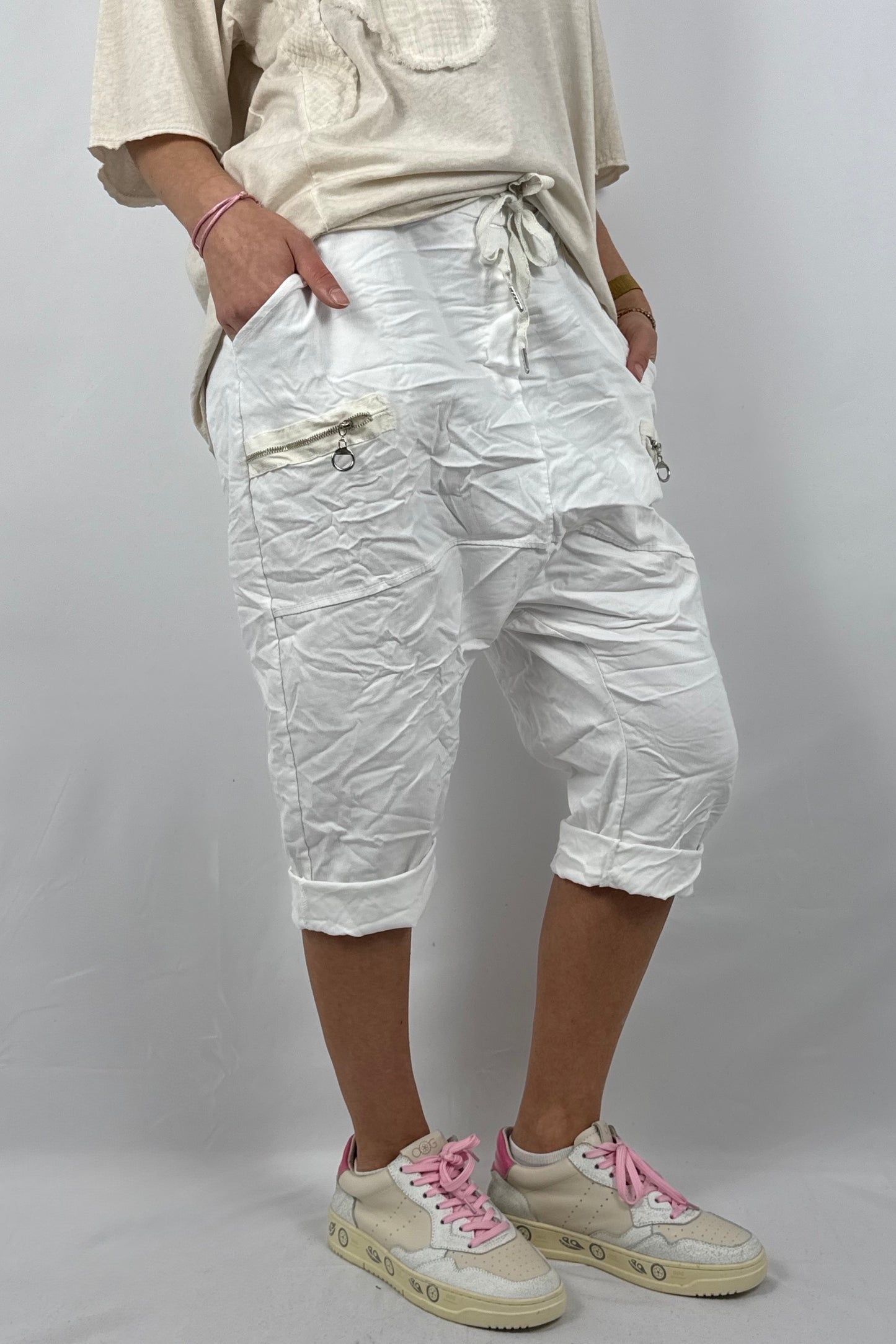 Damen Short mit Reißverschluss Details -Weiß