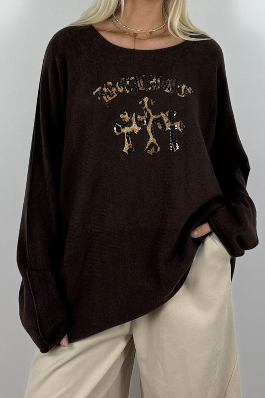 Oversize Shirt mit Leo-Statement & Kreuz-Detail – Schoko