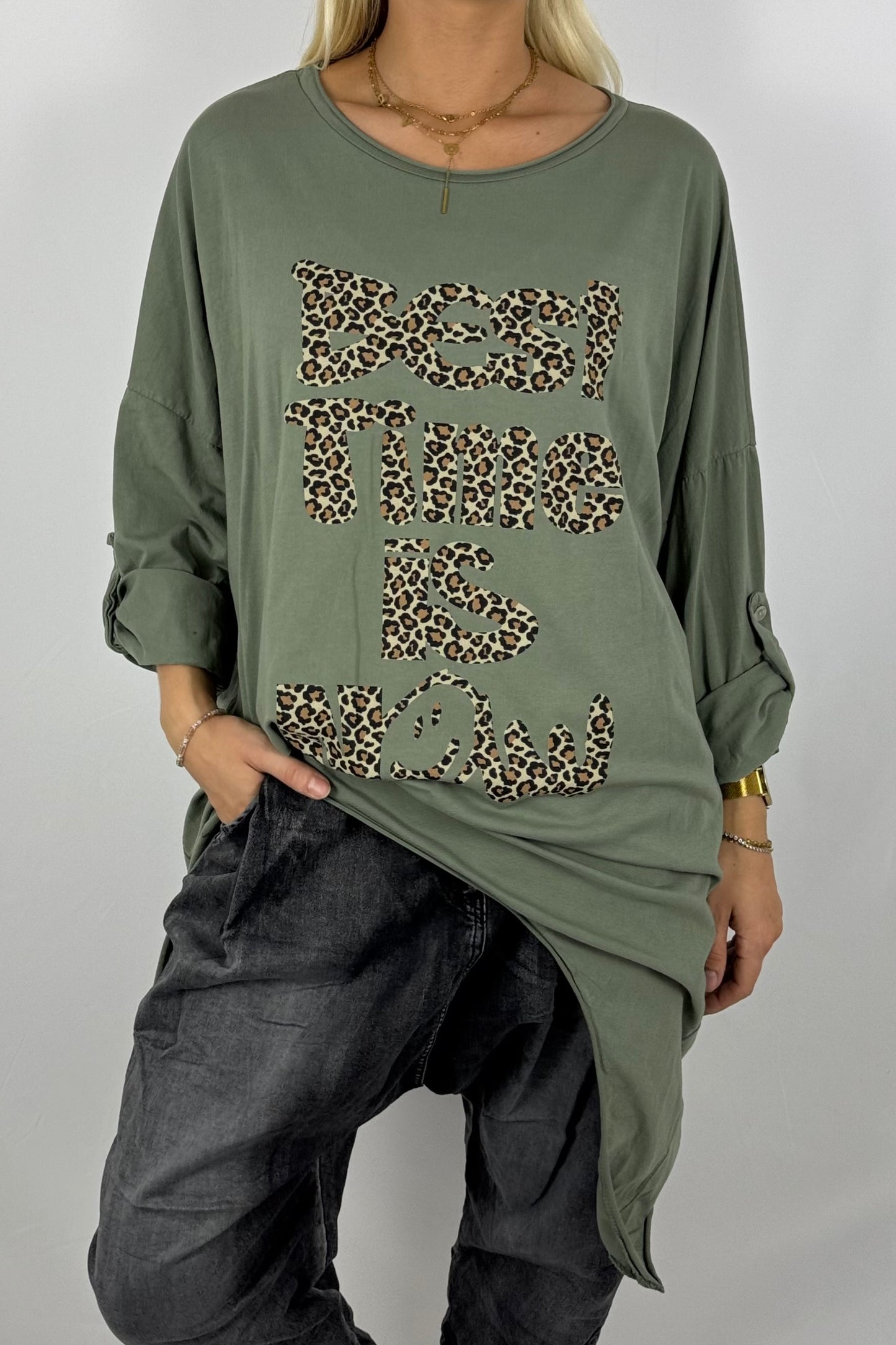 Damen Longshirt „Best Time Is Now“ – Leo-Print-Khaki
