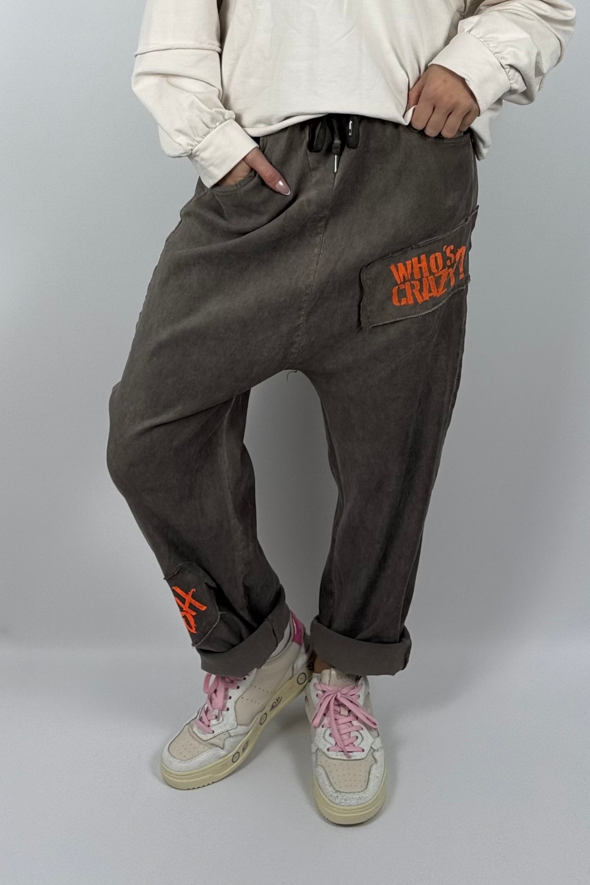 Damen Baggy-Hose mit Statement-Print-Schoko