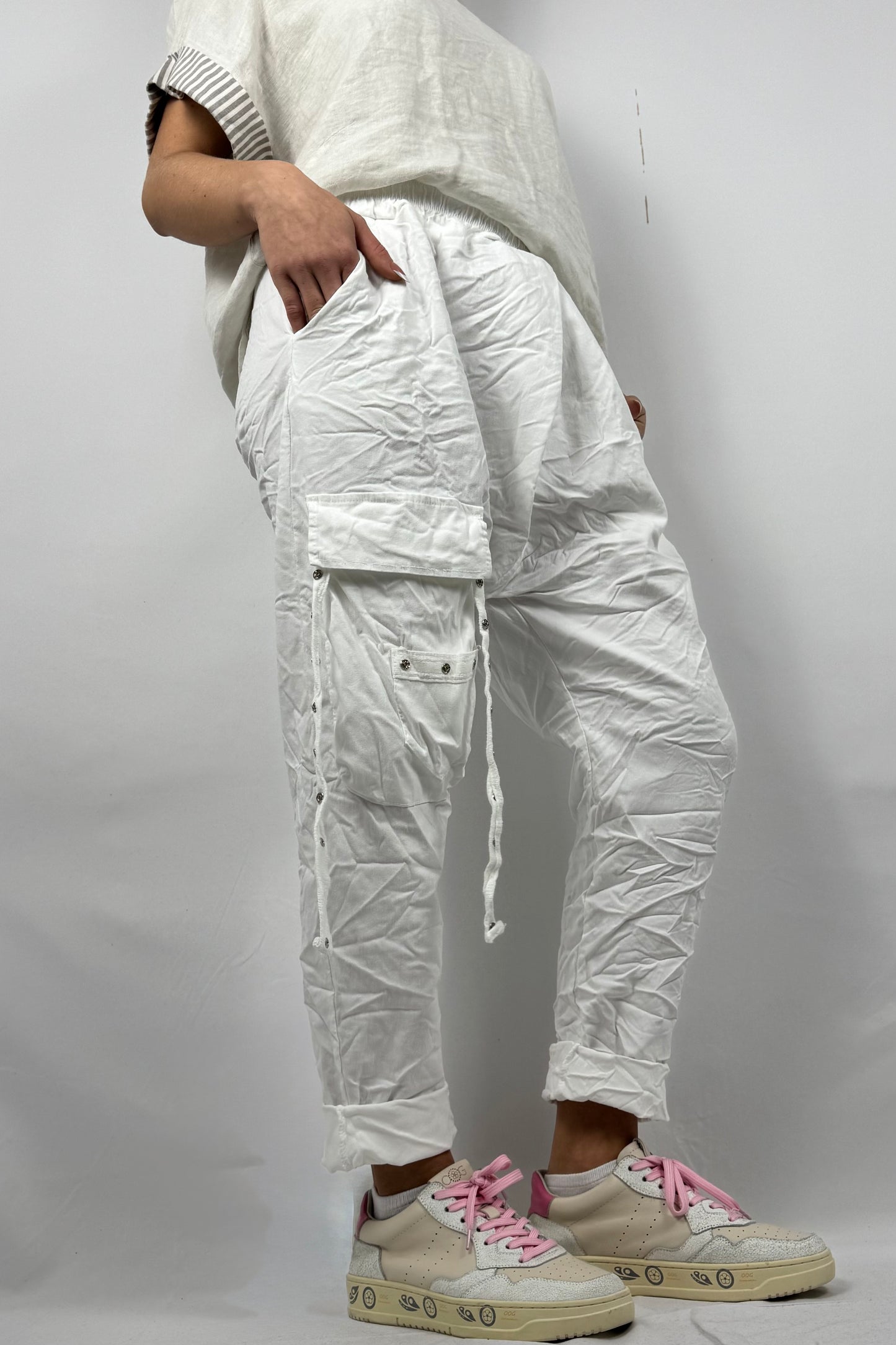 Cargo Hose mit Taschen & Knopfdetails-Weiß