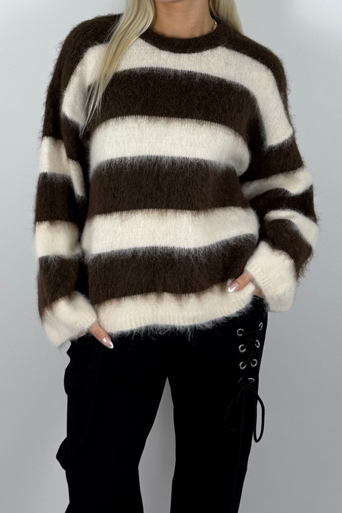 Damen Kuschelpullover gestreift –Schoko