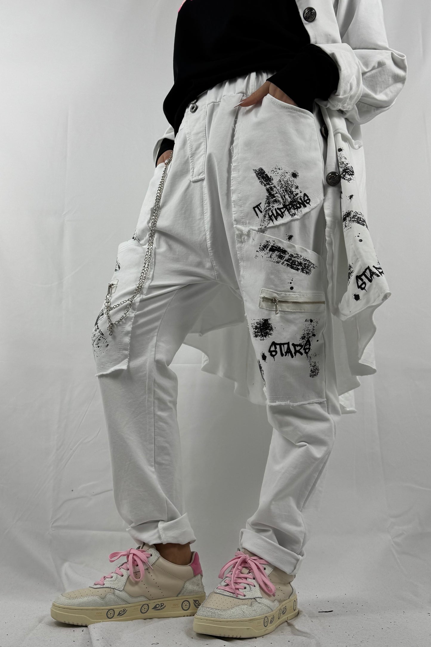 Baggy Hose mit Print, Kette & Zipper-Taschen –weiß
