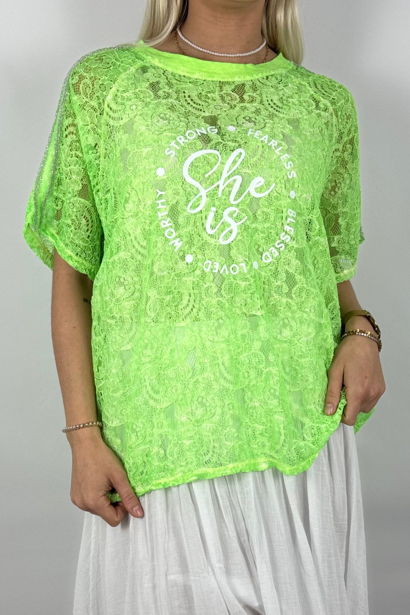 Spitzen-Shirt „She is…“ – Oversize Statement Shirt-Neon grün