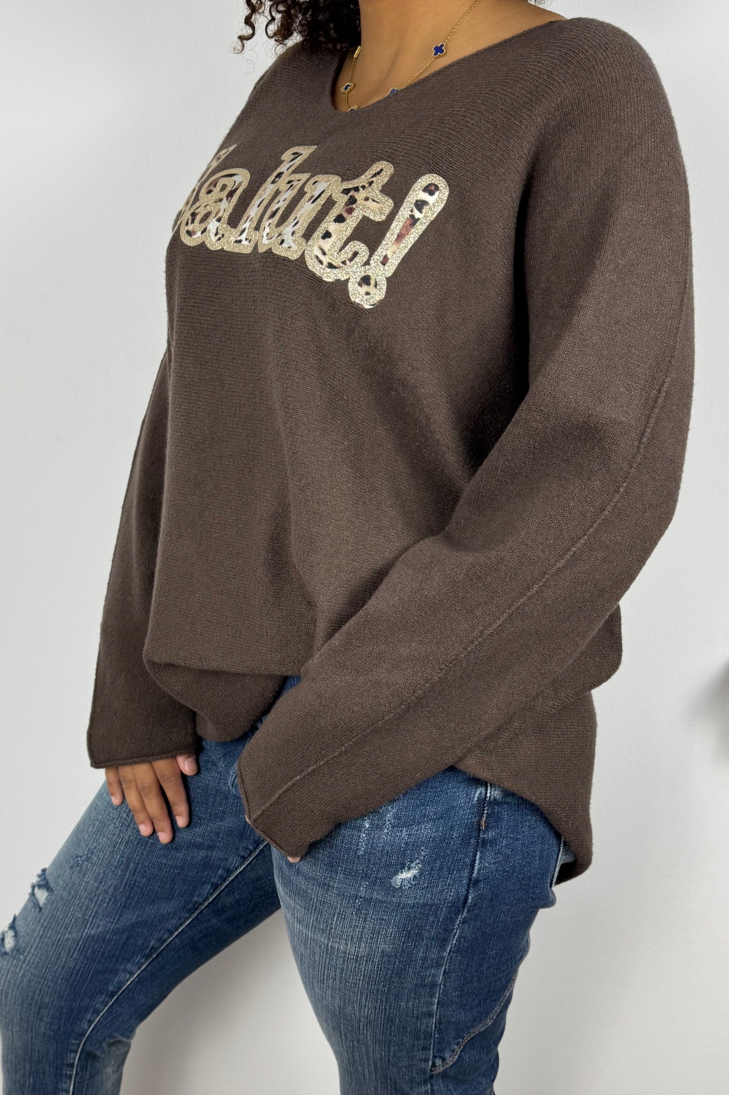 Strickshirt mit Schriftzug „Salut!“ –Choco