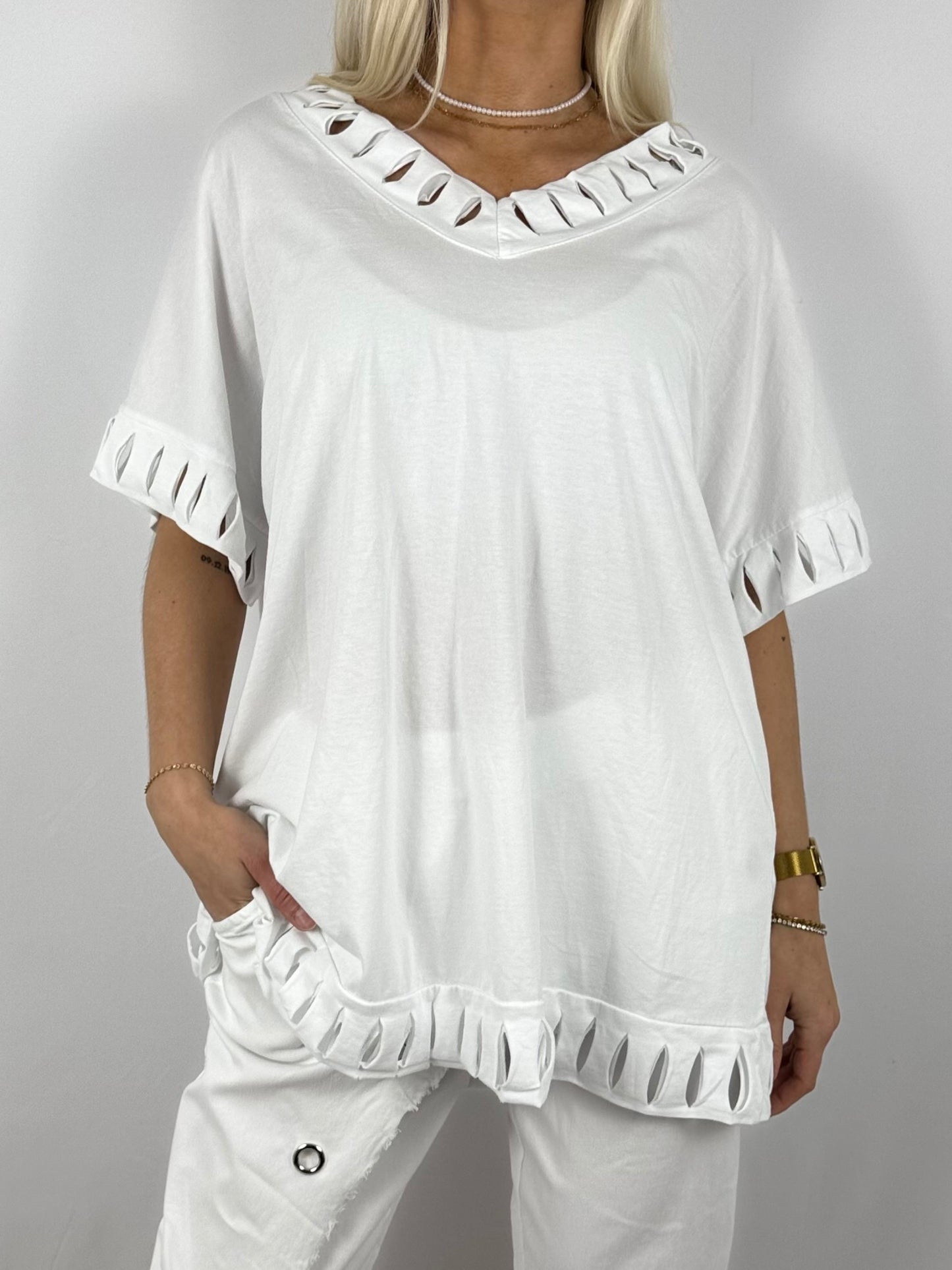 Oversize-Shirt mit Cut-Out-Details und V-Ausschnitt-Weiß
