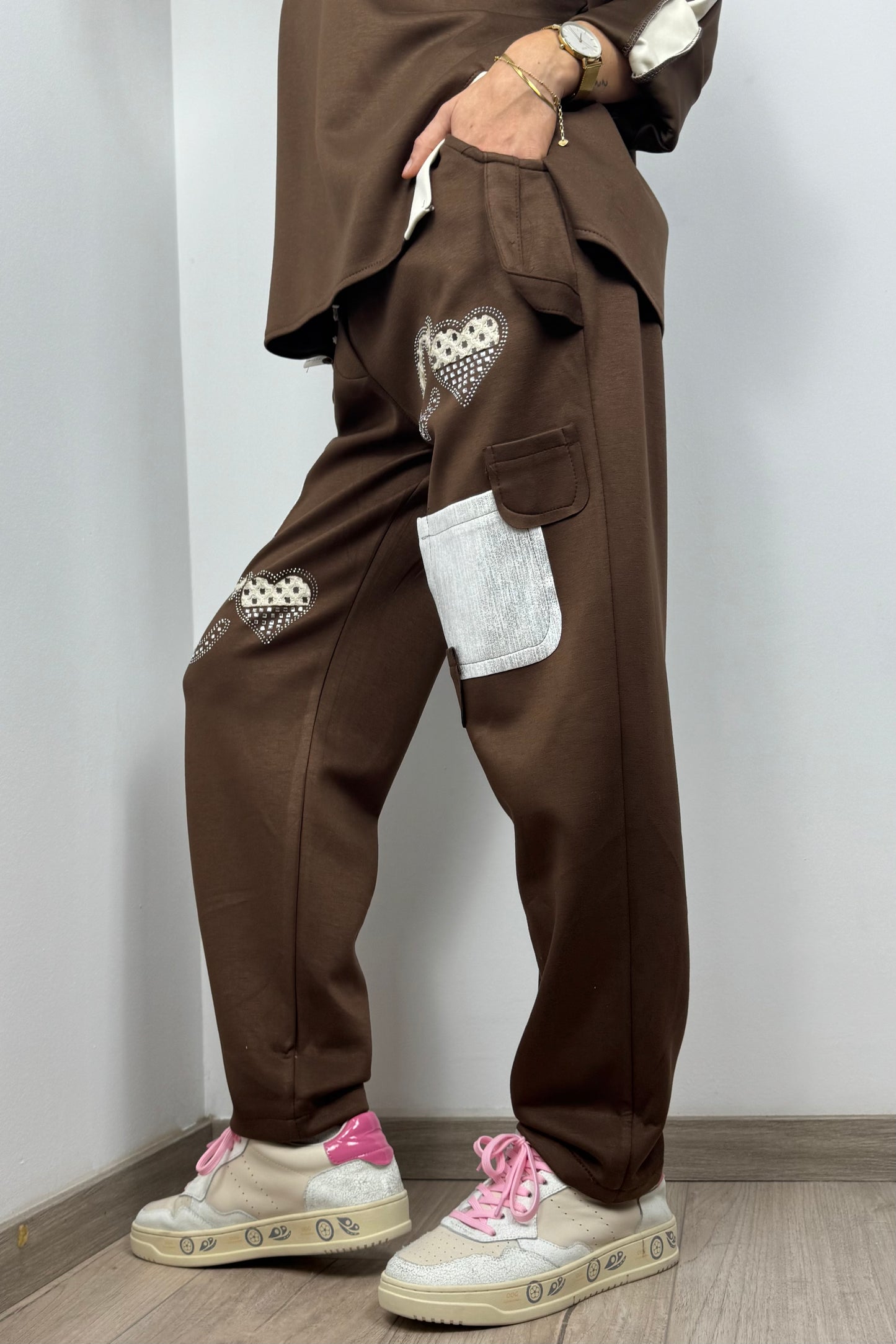 Trendige Jogpants mit Glitzer-Details & Schmuck-Print-Choco